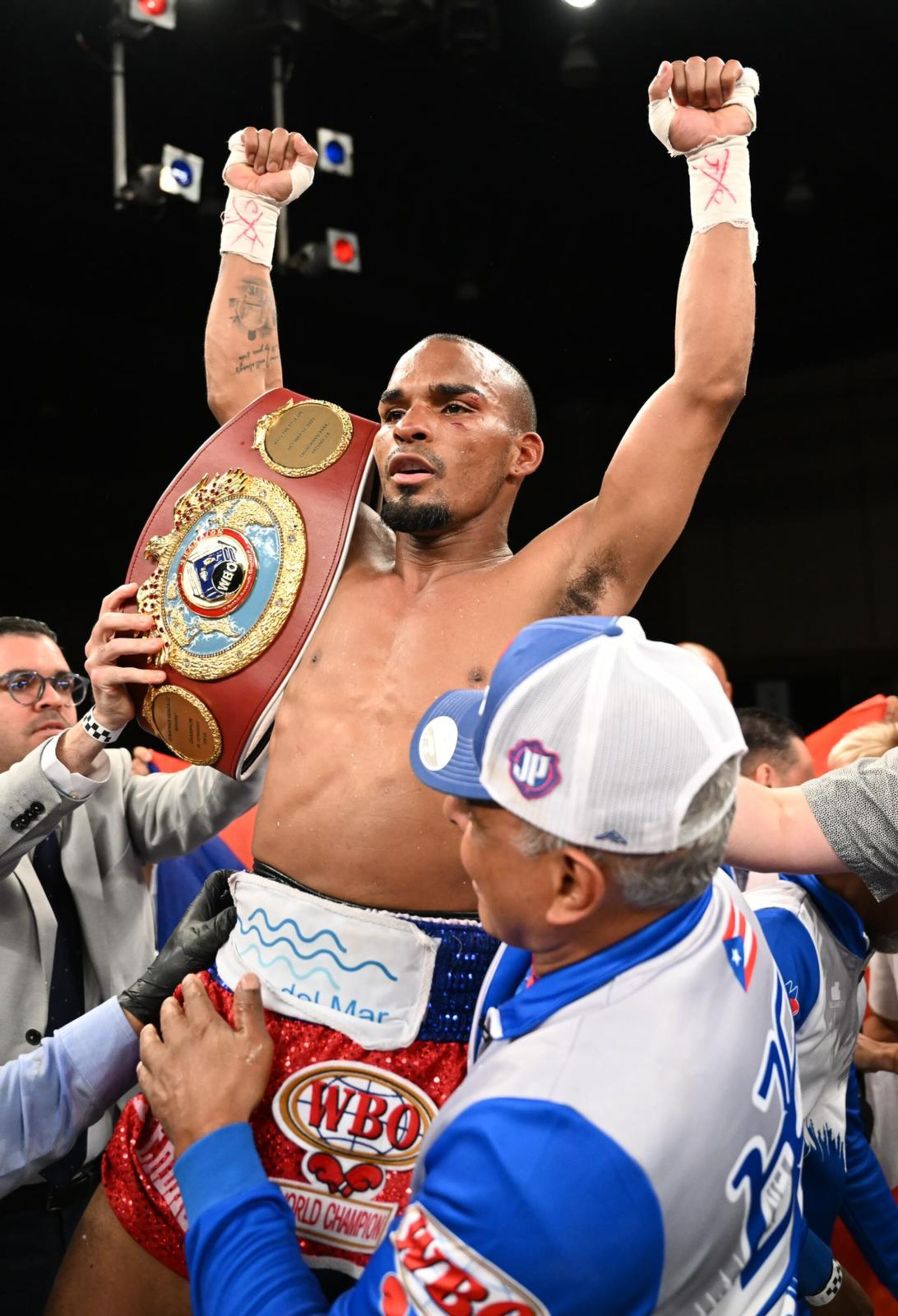 Jonathan "La Bomba" González derrotó por decisión unánime al filipino Mark Anthony Barriga, en lo que fue su primera defensa del título minimosca de la OMB que había ganado en octubre de 2021.