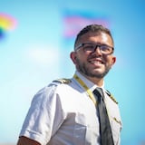 Escuela de aviación planta banderas de orgullo gay y transgénero