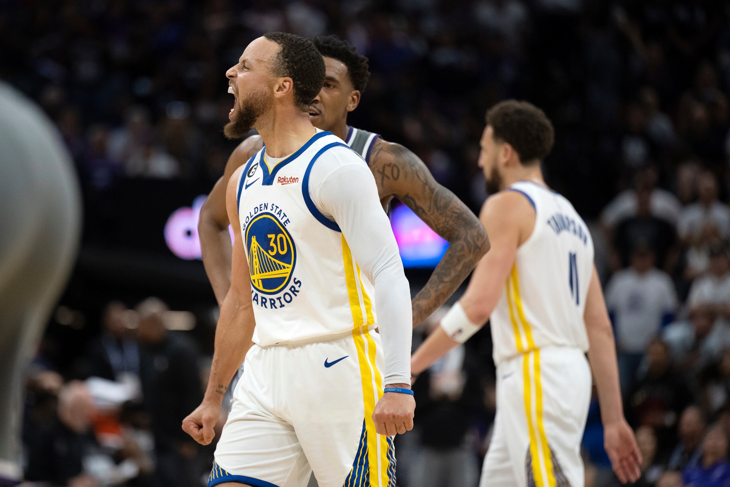 Stephen Curry, de los Warriors de Golden State, festeja luego de encestar ante los Kings de Sacramento, el miércoles 26 de abril de 2023.