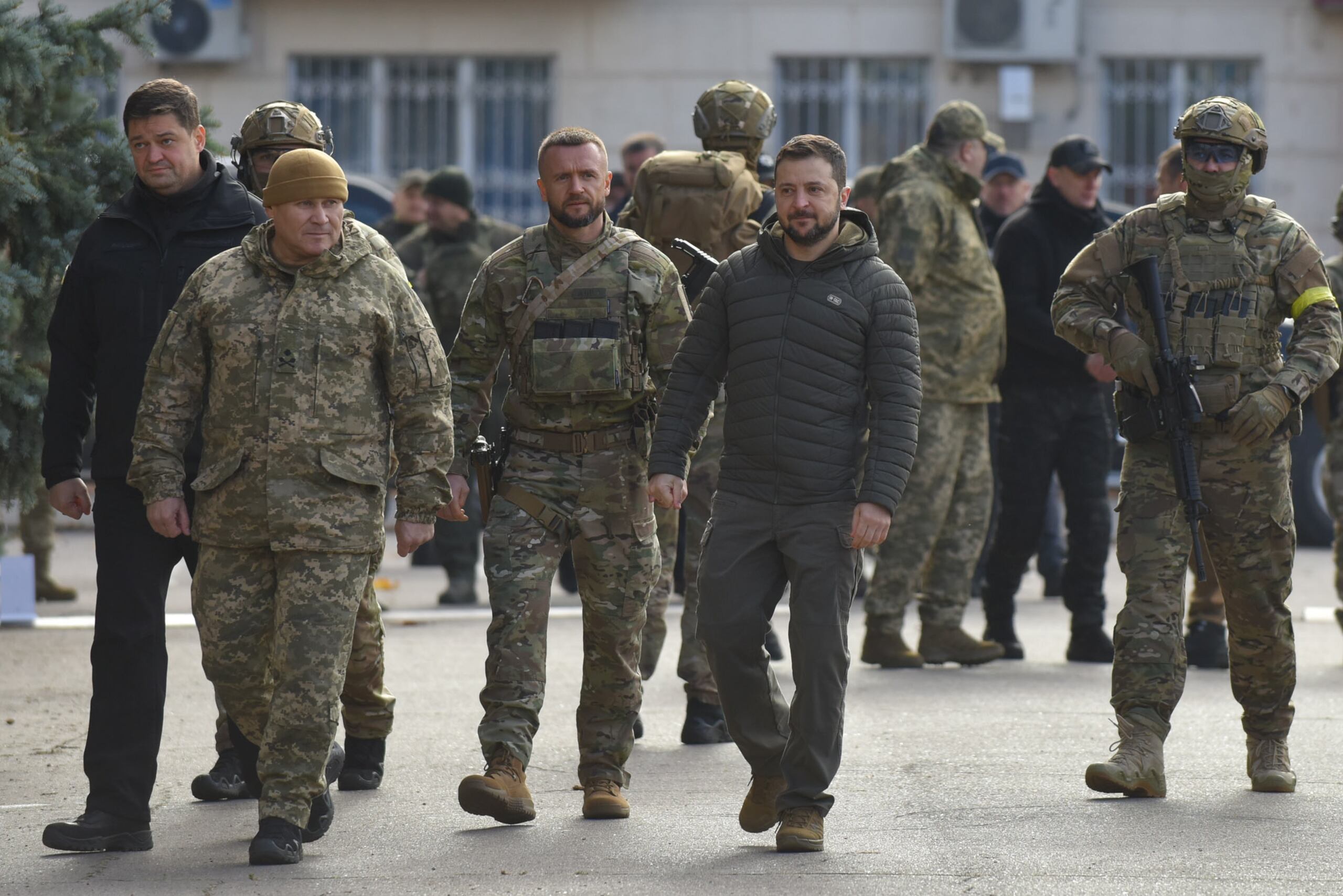 El presidente ucraniano Volodymyr Zelensky visita la ciudad reconquistada de Kherson, Ucrania, el 14 de noviembre de 2022. EFE/OLEG PETRASYUK
