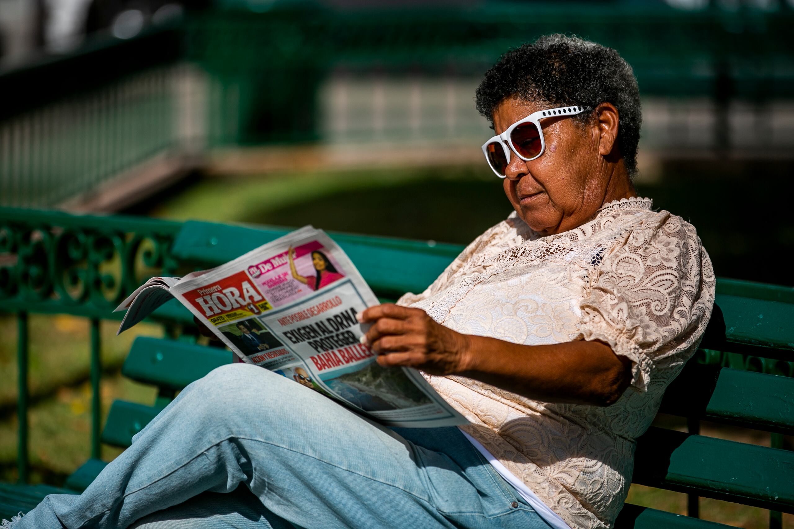 Otra de sus tareas es leer el periódico con sus amigos de la plaza que se sientan junto a ella en uno de los banquitos, justo detrás de la fuente.