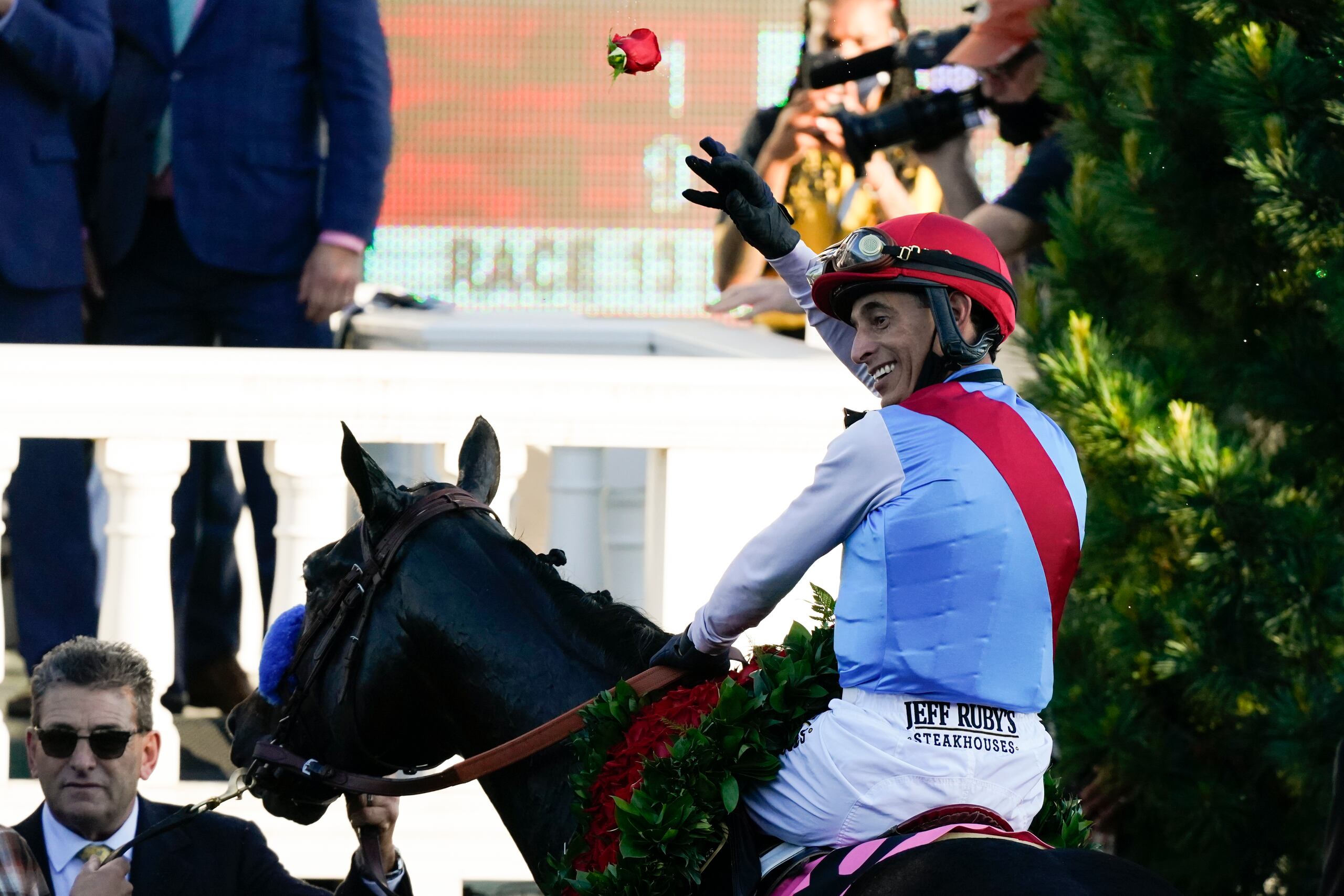 John Velazquez hace el tradicional lance de las flores luego de llevar a Medina Spirit a la victoria en el Kentucky Derby.