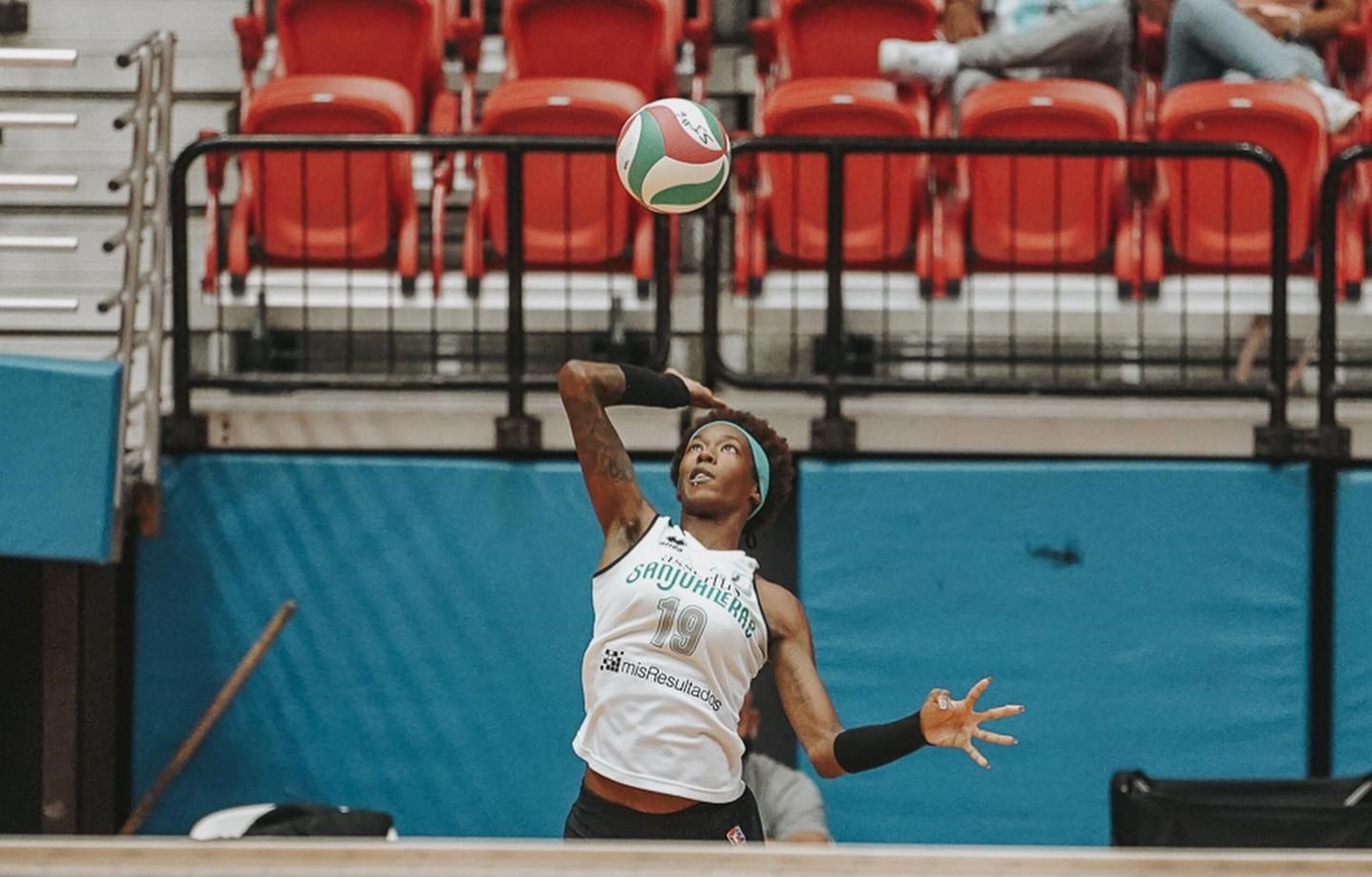 Destinee Hooker-Washington saca el balón por las Sanjuaneras frente a las Leonas.