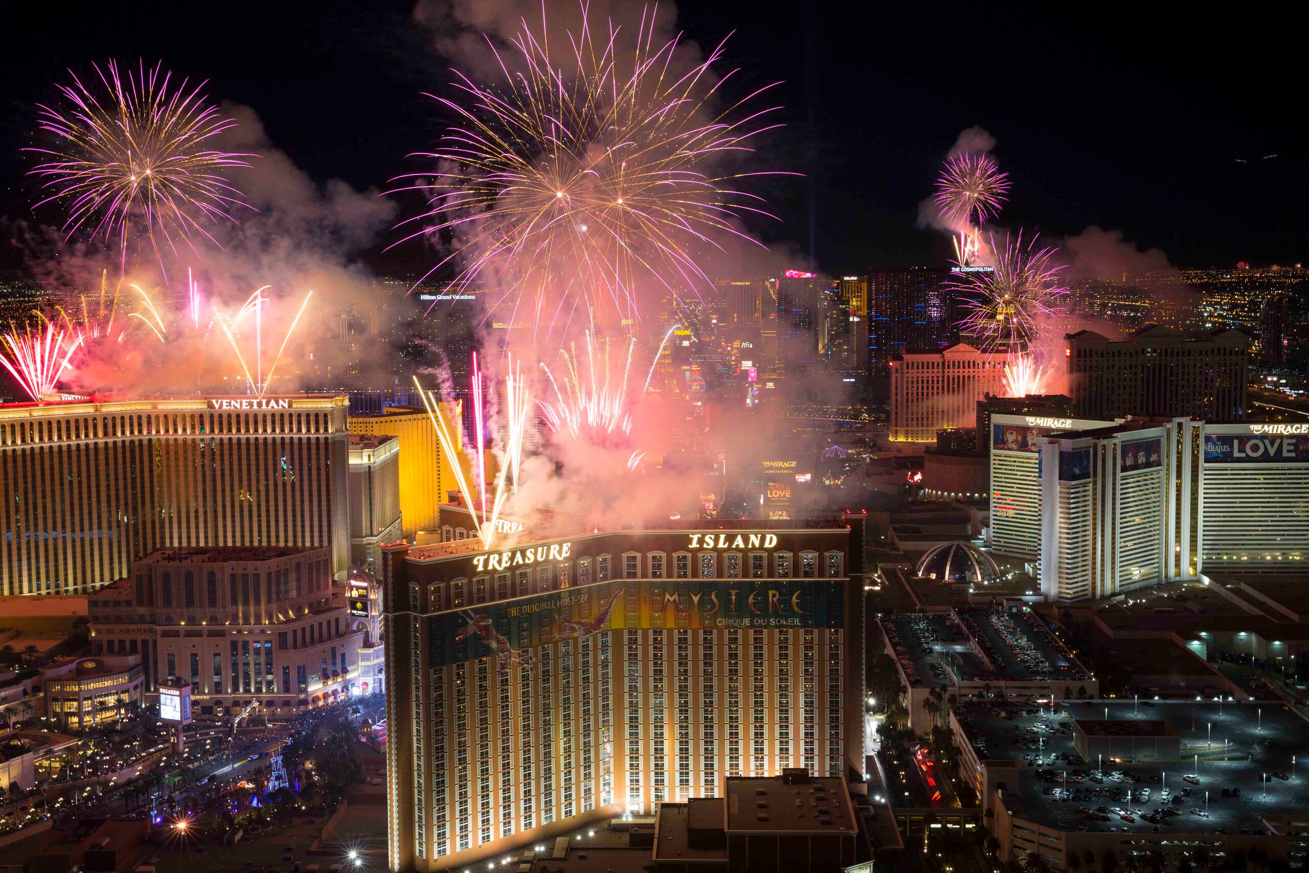 En la imagen, fuegos artificiales lanzados desde lo alto de los hoteles casino del Strip de Las Vegas festejan la llegada del 2018. (Richard Brian/Las Vegas Review-Journal via AP)

