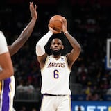 LeBron James y Anthony Davis cargan con la victoria de Lakers ante Pistons