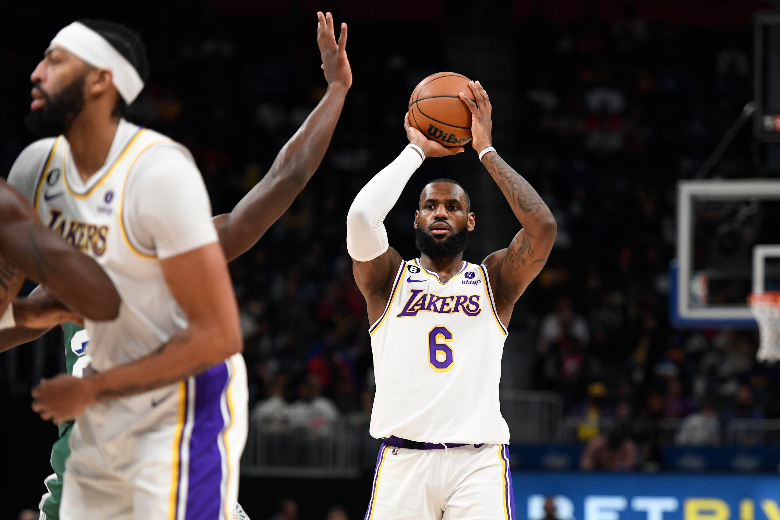 El alero de los Lakers de Los Ángeles, LeBron James, busca para pasar el balón en el encuentro ante los Pistons de Detroit el domingo 11 de diciembre del 2022. (AP Foto/Jose Juarez)