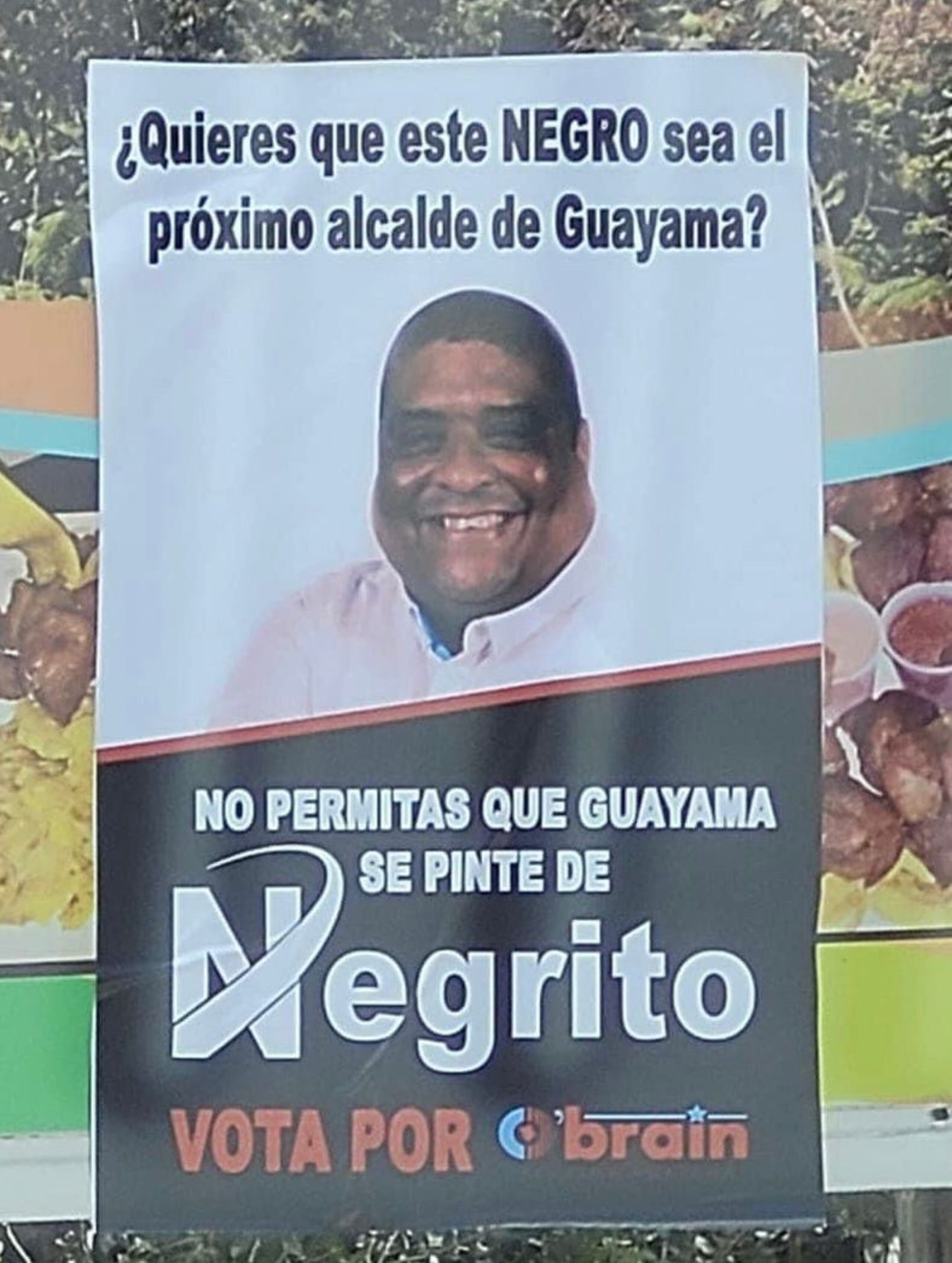 Afiche con contenido racista contra Luis "Narmito" Ortiz que ha sido visto en el pueblo de Guayama.