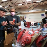 Los coleccionistas hacen su agosto durante el “Boxing Autograph Card Show”