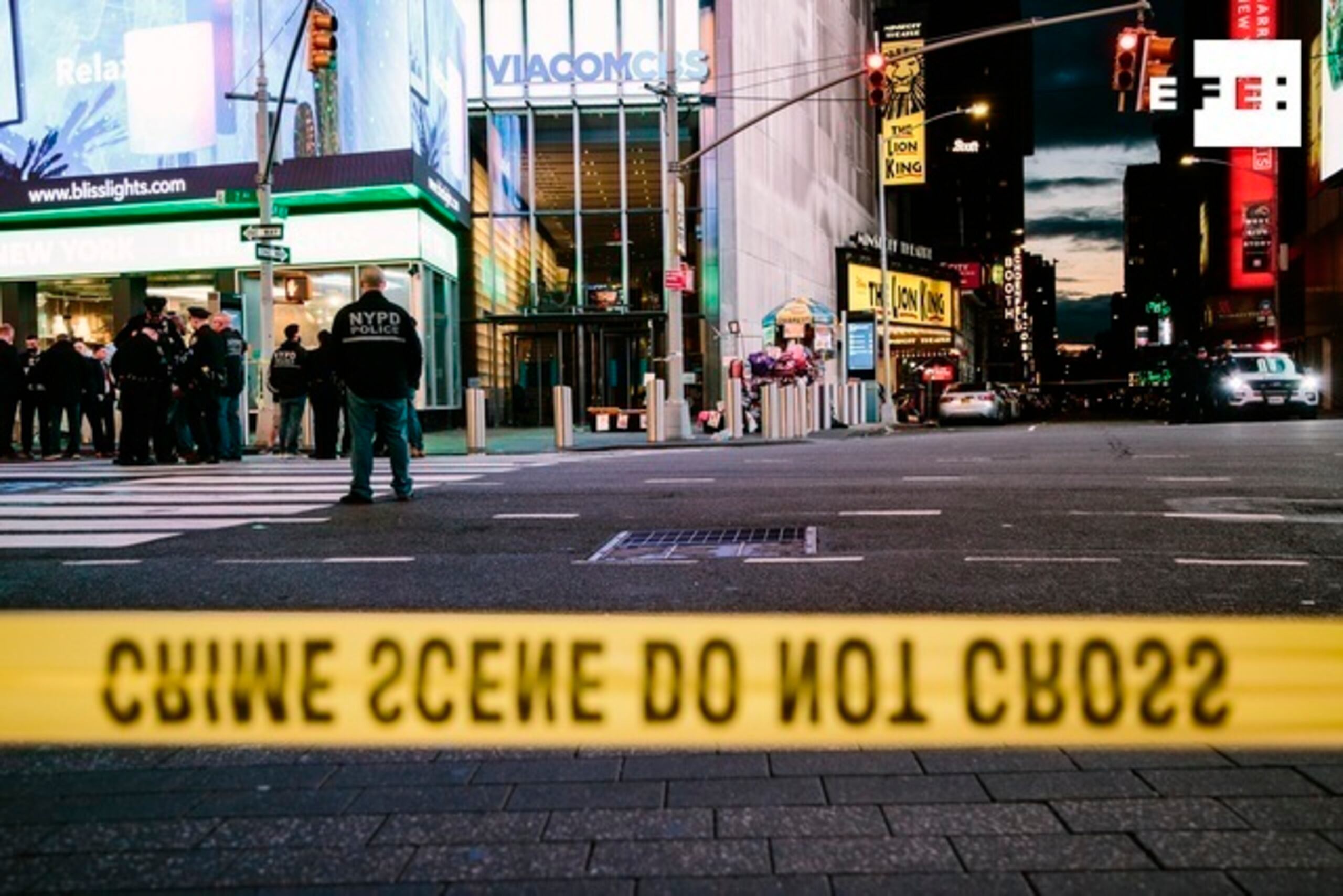 La policía local de Nueva York desaloja parcialmente Times Square después de que un atacante hiriera en un tiroteo a dos mujeres y una niña.