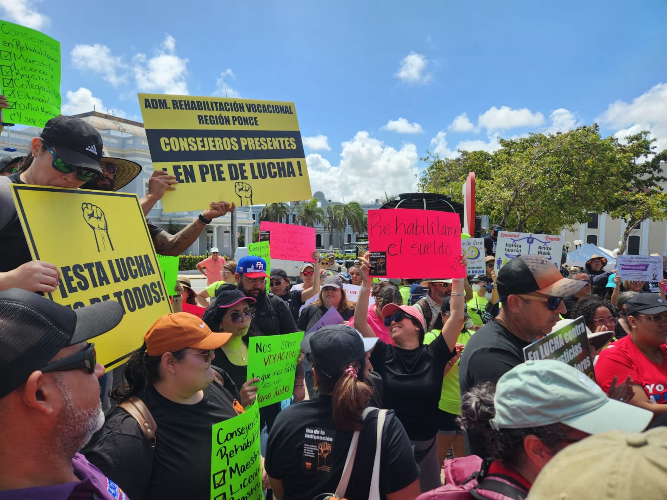 Entre los manifestantes había empleados del Departamento de la Familia, oficiales de Corrección y Rehabilitación, alguaciles y secretarias de tribunales, vigilantes del Departamento de Recursos Naturales y Ambientales (DRNA), entre otros.