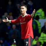 Policía investiga a Cristiano Ronaldo por arrancar teléfono de fan