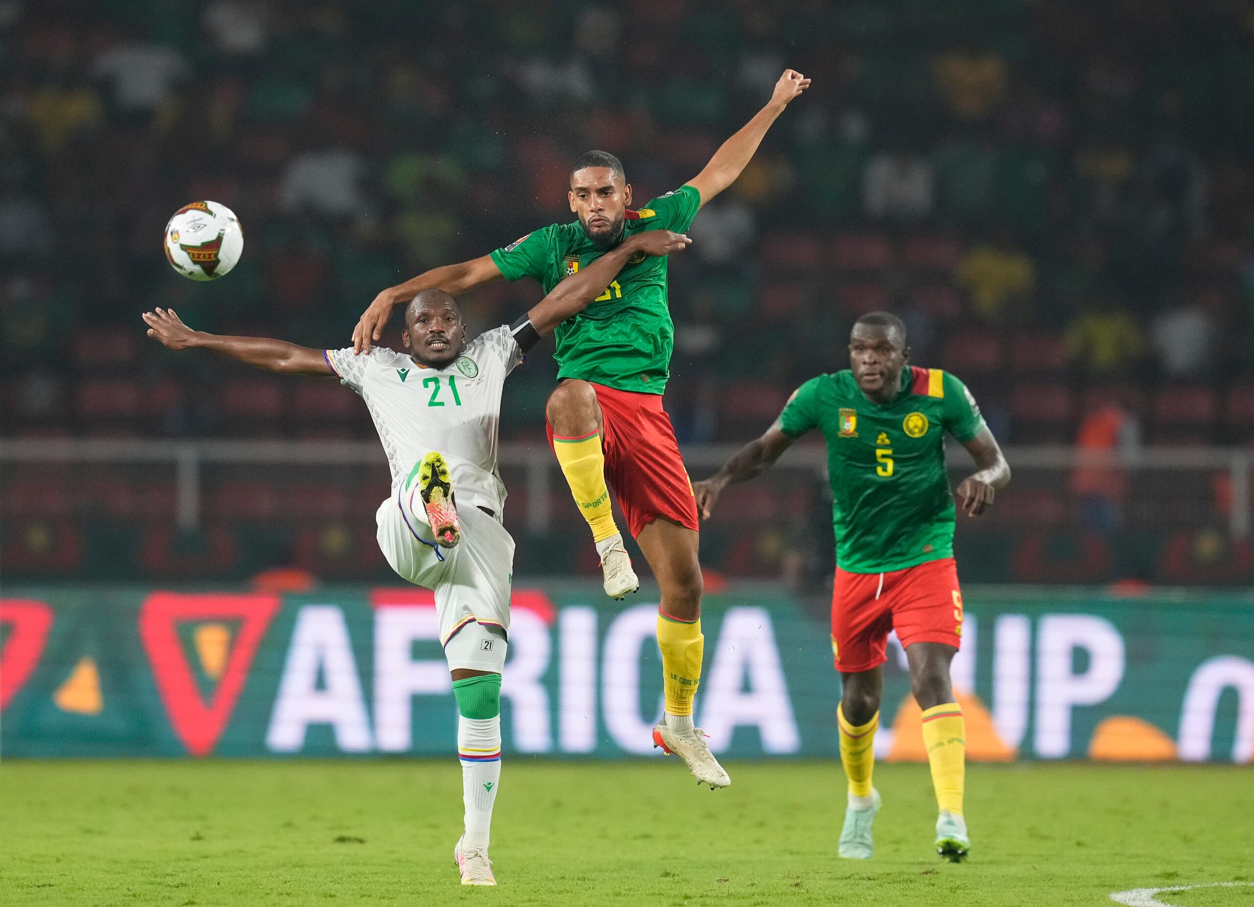 El Fardou Ben Nabouhane (izquierda) de Comoros va por el balón junto a JC Castelletto de Camerún durante el partido de octavos de final de la Copa Africana de Naciones, en el estadio Olembe de Yaundé, Camerún, el lunes 24 de enero de 2022.