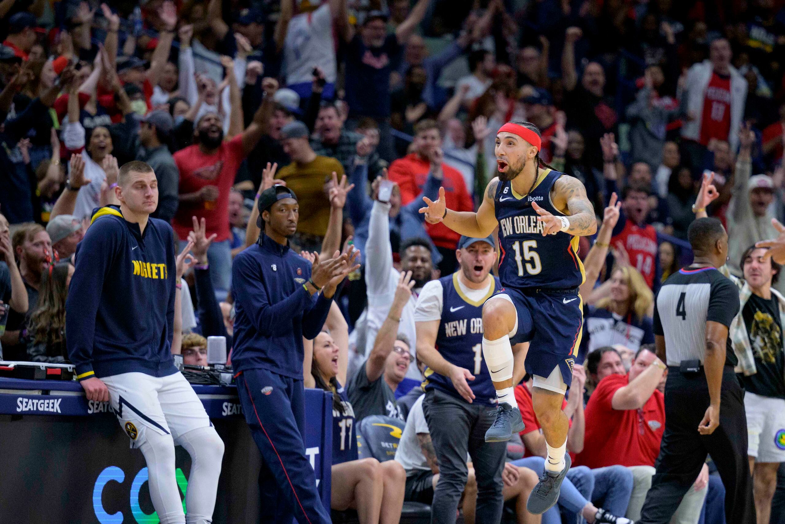 Alvarado (15) celebra un canasto de tres puntos en la segunda mitad del juego en el que los Pelicans derrotaron a los Nuggets con marcador de 126-106.