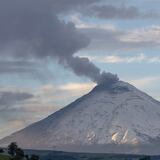 Volcán ecuatoriano Cotopaxi emana una columna de vapor de agua y gases 