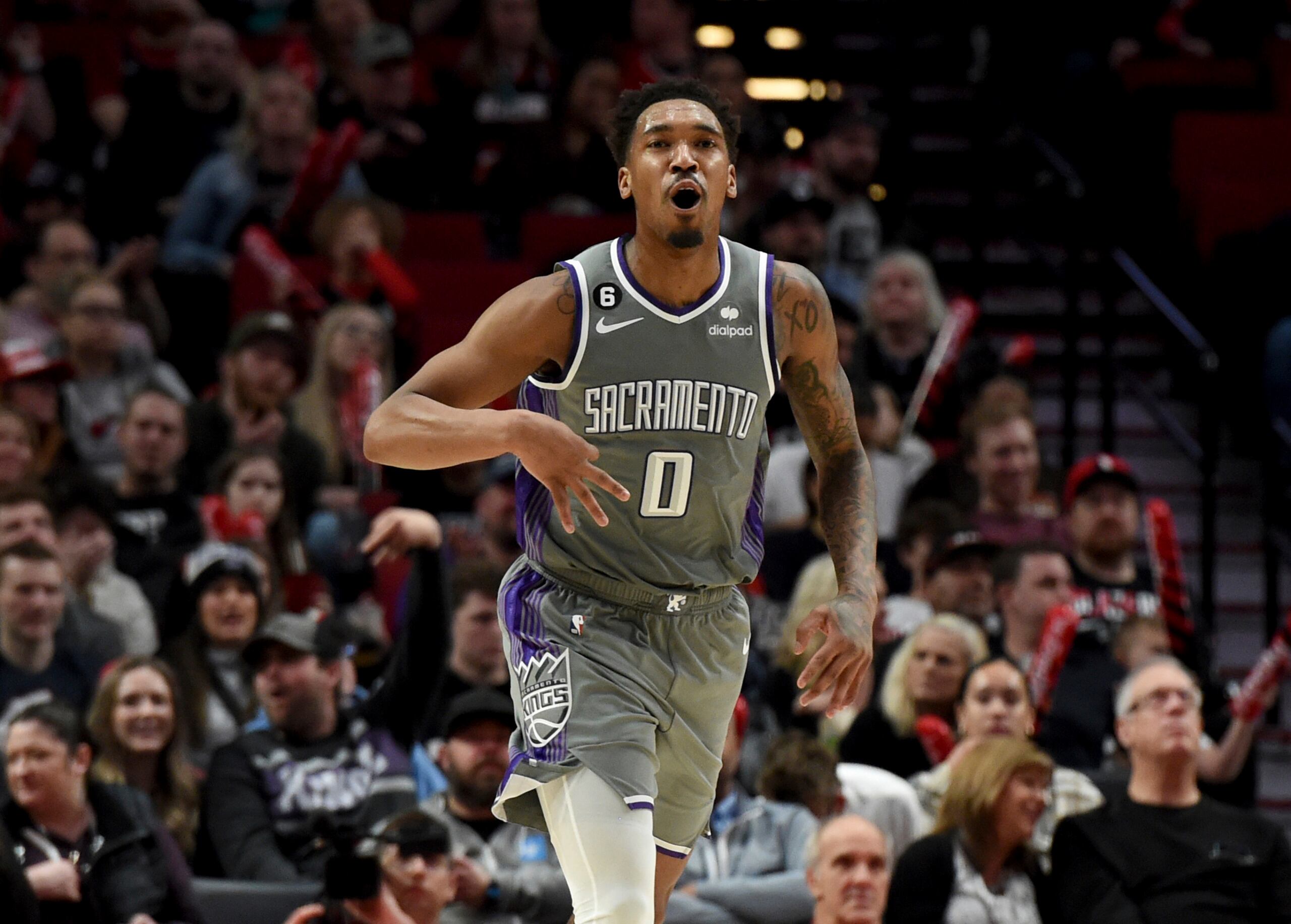 Malik Monk, base de los Kings de Sacramento, festeja luego de atinar un disparo ante los Trail Blazers de Portland, el miércoles 29 de marzo de 2023  (AP Foto/Steve Dykes)