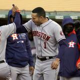 Los bates de Altuve y Gurriel impulsan a los Astros para vencer a Oakland por 8-1