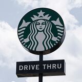 Starbucks ya no requerirá vacuna contra COVID a sus empleados