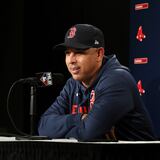 Bill Belichick envía texto a Alex Cora deseándole suerte en playoffs