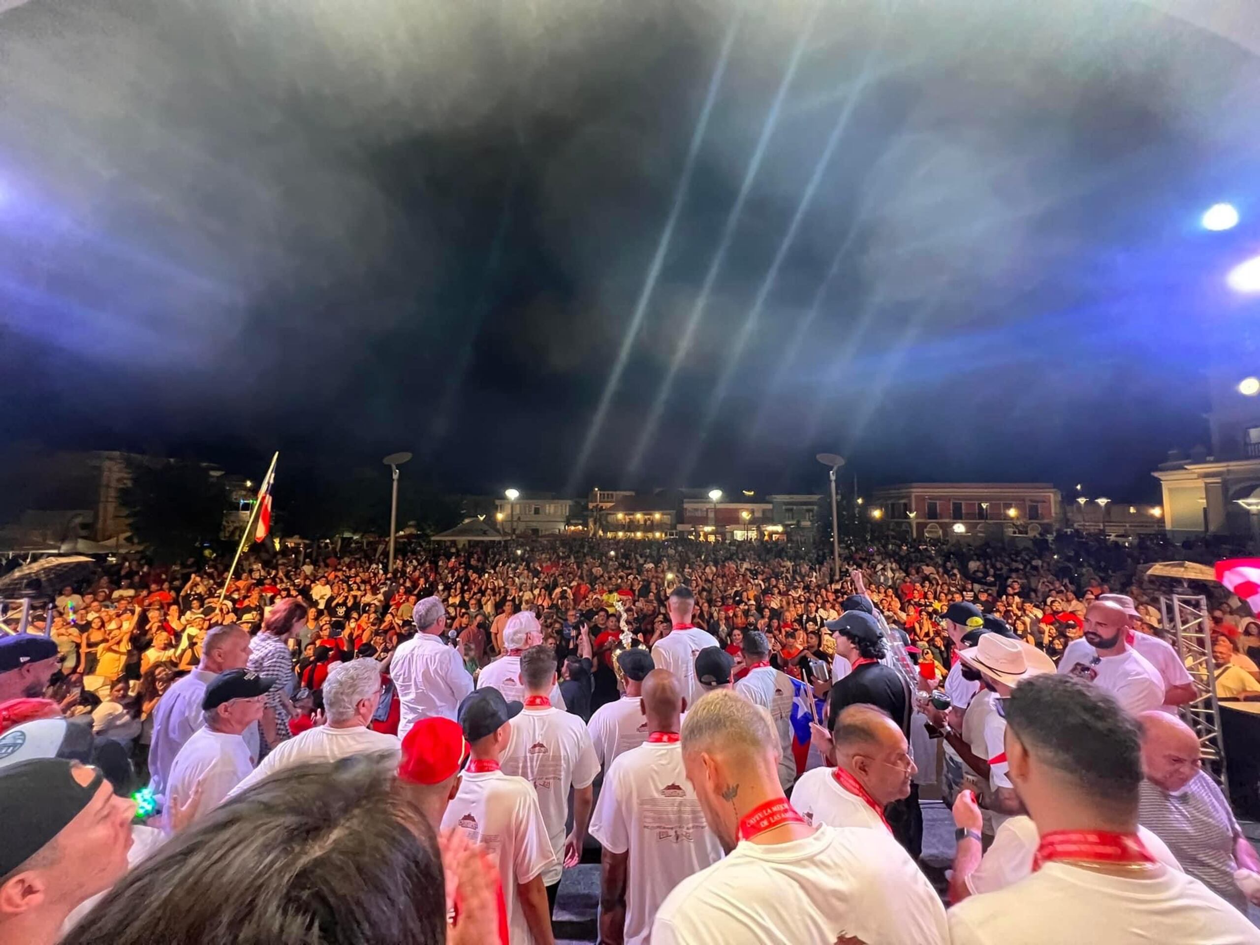 La fiesta terminó en la plaza pública. (Víctor Banegas)