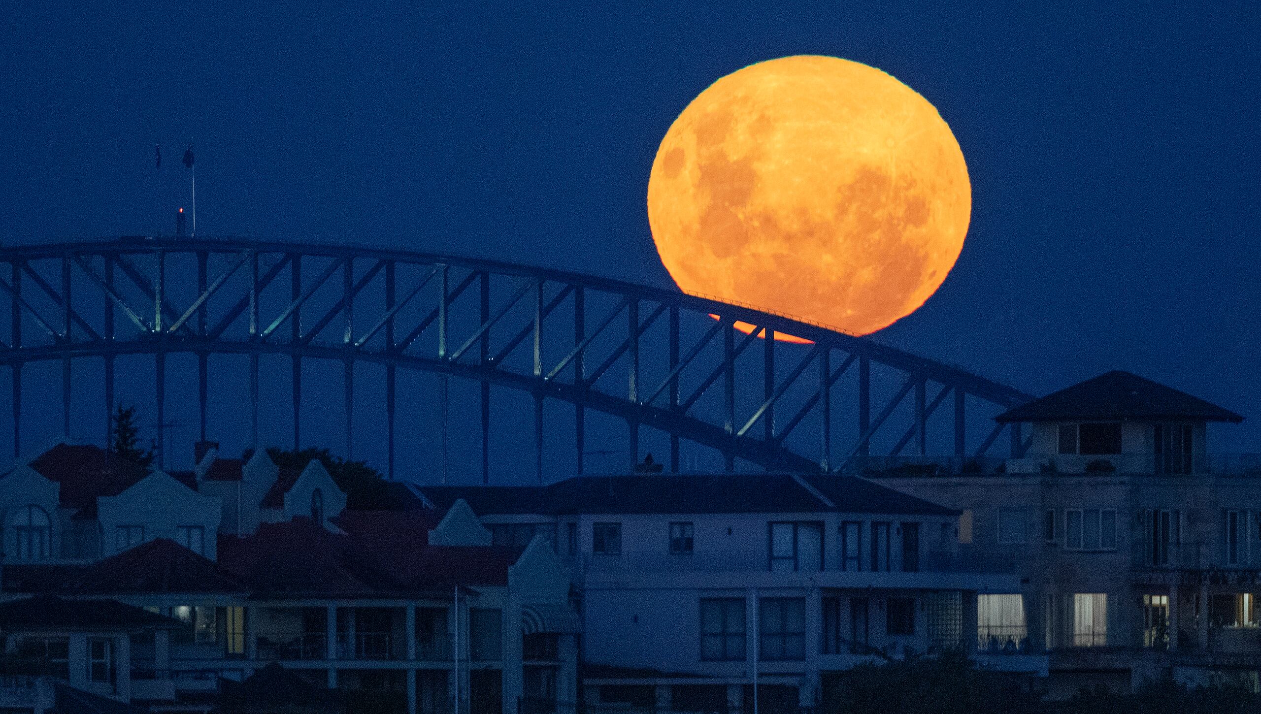 Una peculiaridad de la Superluna de esta semana es que durante el amanecer del miércoles, la Luna estará relativamente alineada “detrás de la Tierra” con relación al Sol, lo que ocasionará un Eclipse Total de la Luna para algunas áreas del planeta.