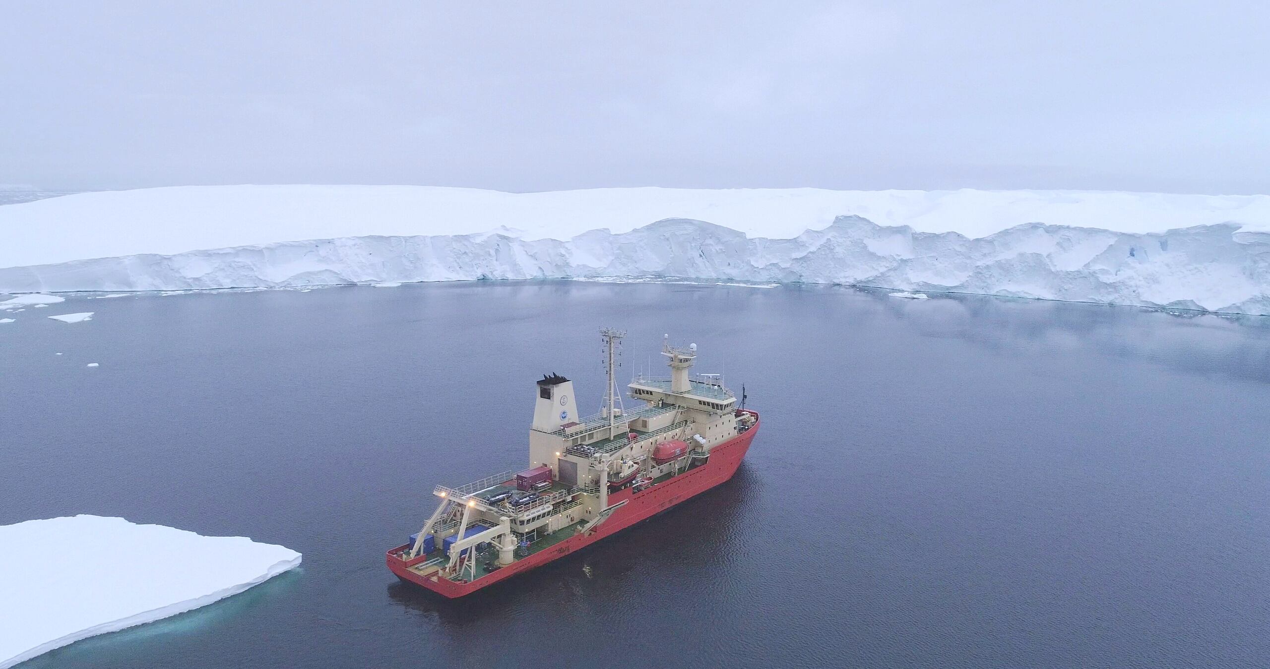 El buque de investigación Nathaniel B. Palmer fotografiado desde un dron en el frente de hielo del glaciar Thwaites en febrero de 2019. EFE/Alexandra Mazur/University of Gothenburg
