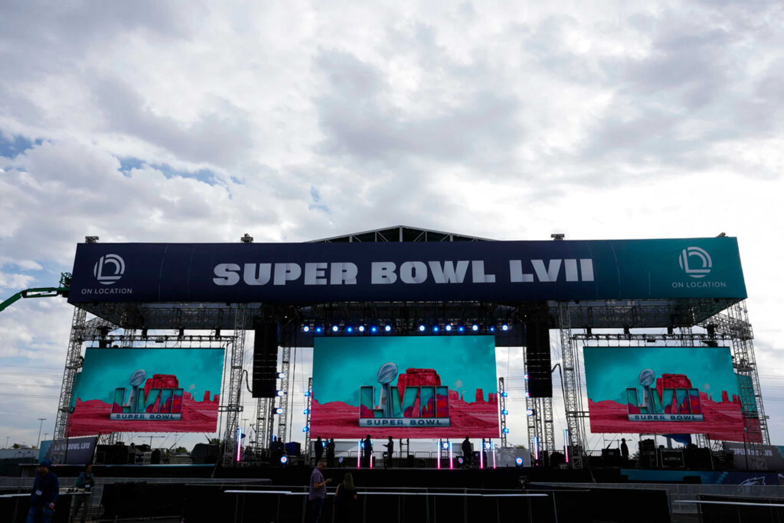 Así lucen unas tarimas en las afueras del lugar donde esta noche se jugará el Super Bowl.