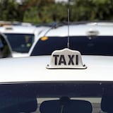 Taxista se queda con la maleta de una turista