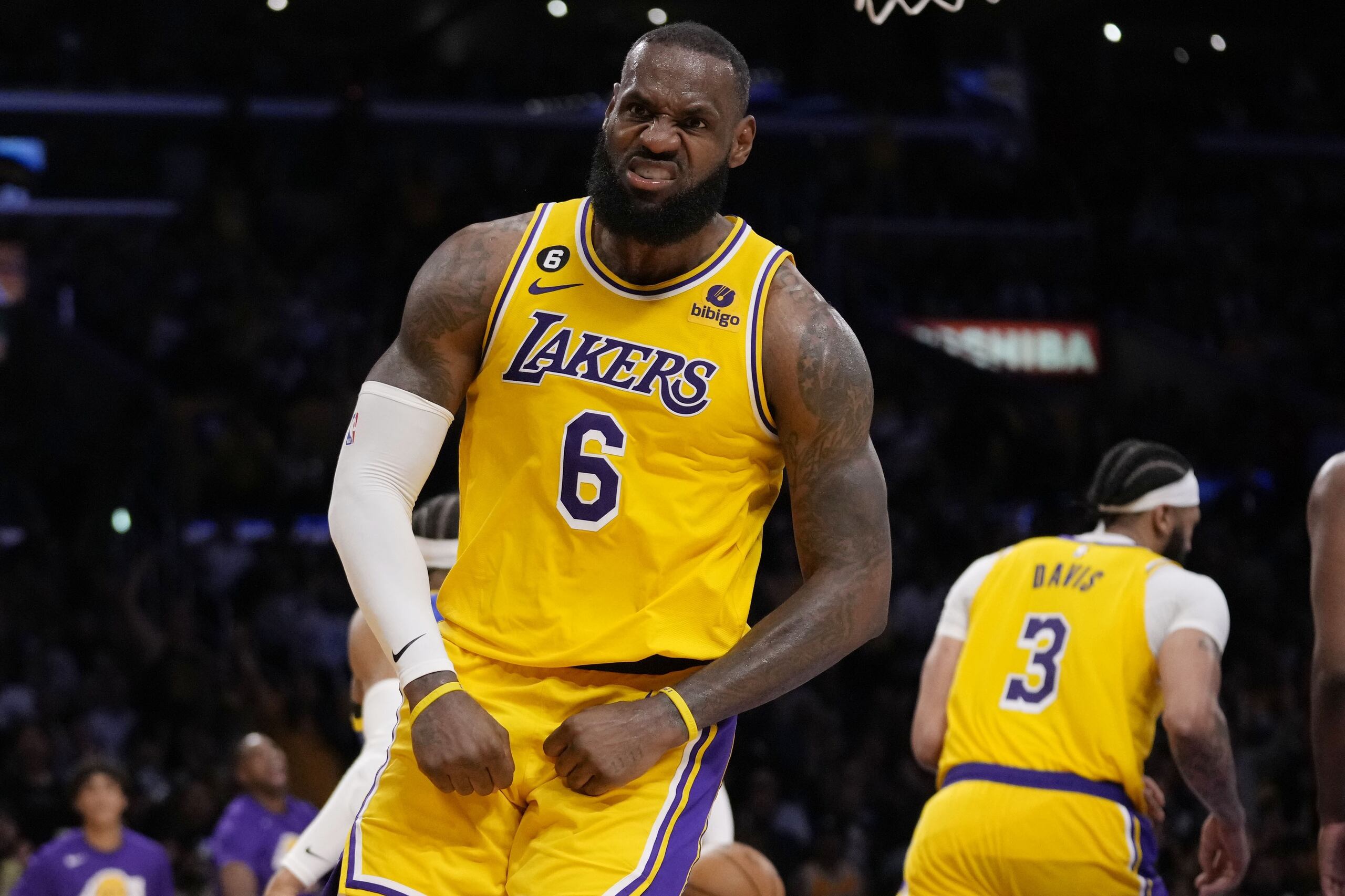 LeBron James celebra luego de anotar un canasto contra los Warriors.