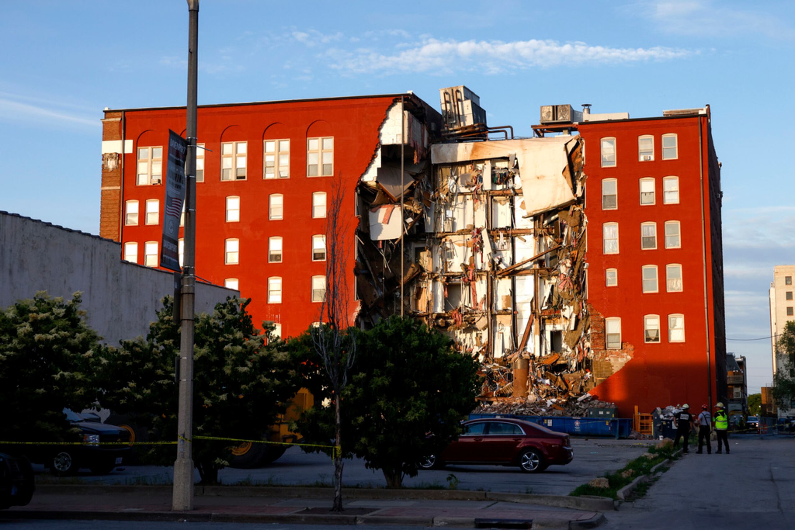 La estabilidad del edificio era motivo de preocupación tras los derrumbes secundarios que se produjeron mientras los equipos de rescate se encontraban en el lugar.