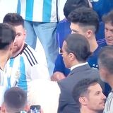 Incómodo momento: Salt Bae agarró a Messi por el brazo tras el triunfo de Argentina