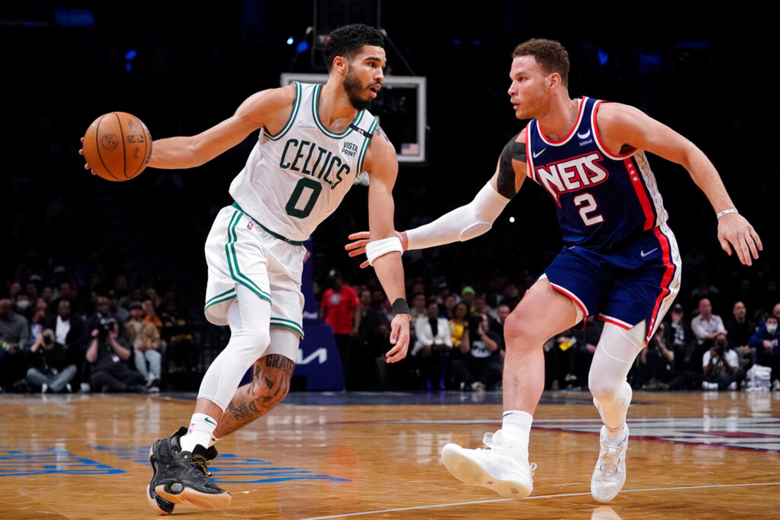 Blake Griffin, a la derecha, participó en 56 juegos para los Nets de Brooklyn la pasada temporada.