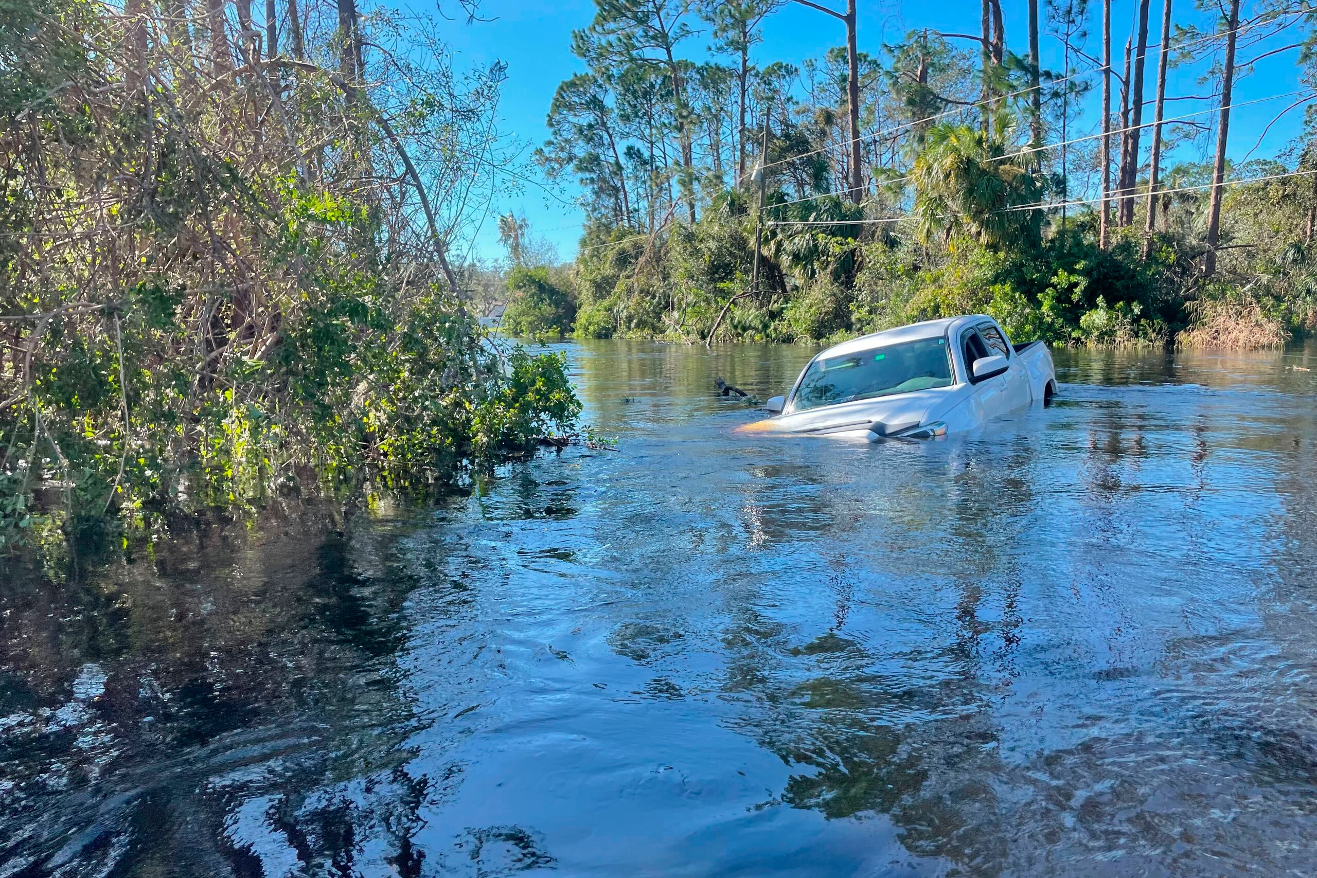 Un vehículo yace sumergido en una inundación provocada por el fenómeno en North Port, Florida.