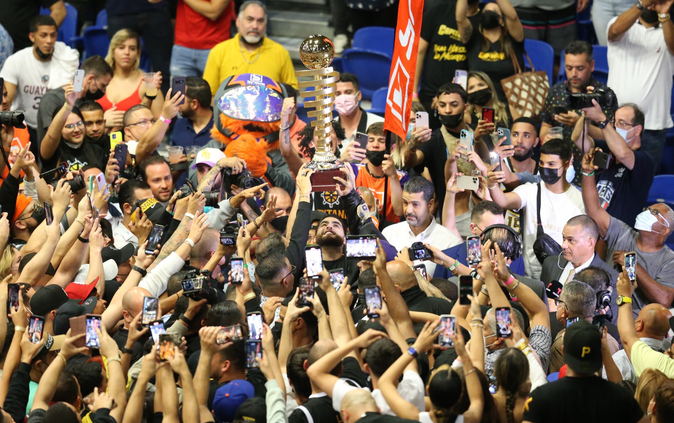 Frabián Eli, apoderado de los Capitanes, alza el título del BSN tras la conquista de Arecibo frente a los Mets en Guaynabo.