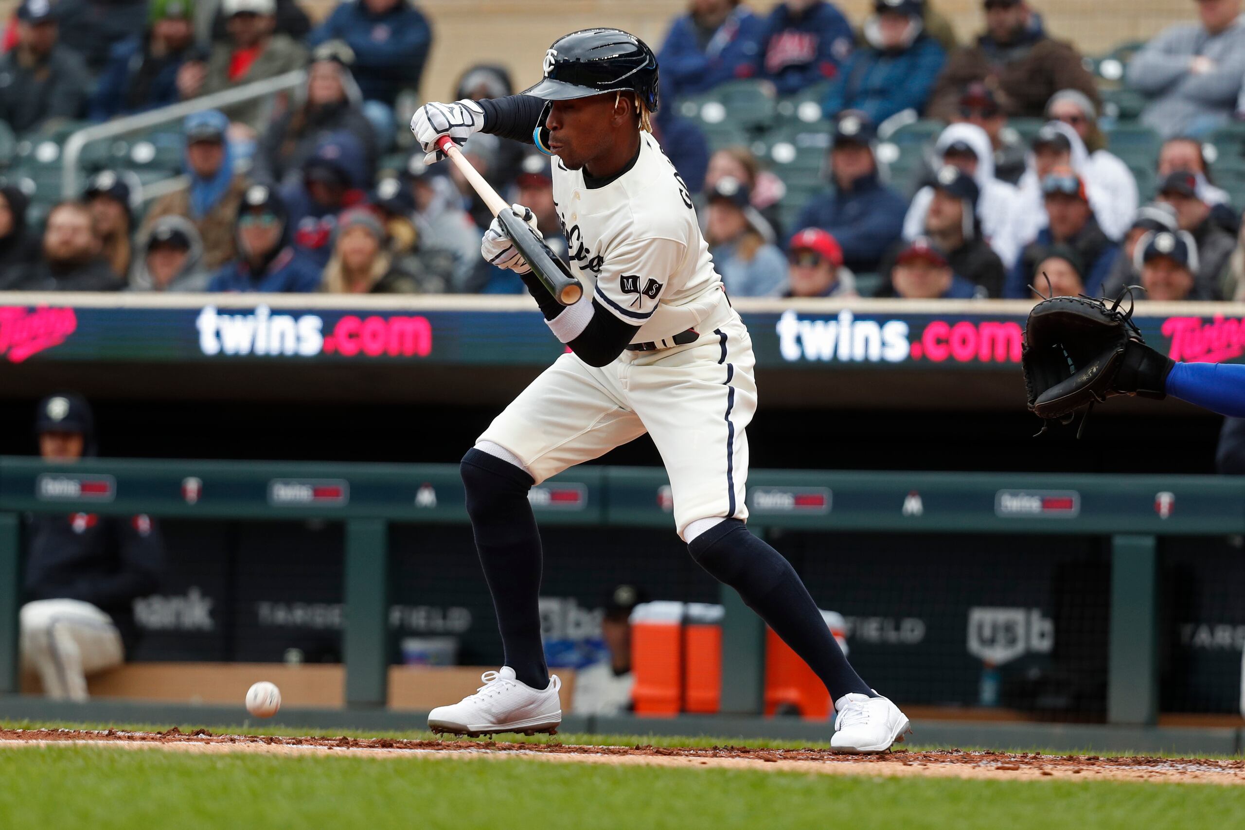 Nick Gordon, de los Mellizos de Minnesota, pega un toque ante los Reales de Kansas City, el domingo 30 de abril de 2023, en Minneapolis. (AP Foto/Bruce Kluckhohn)