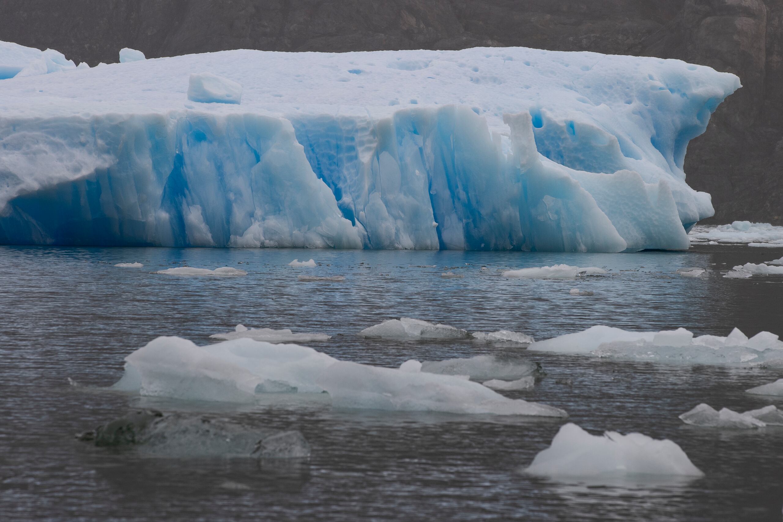 La masa de hielo se desplomó con gran estruendo en una zona protegida de gran diversidad. (EFE/Alberto Valdés)