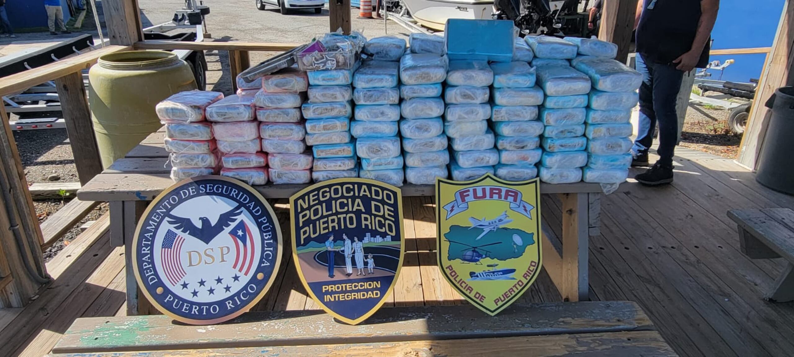 El alijo millonario de cocaína fue ocupado en una lancha a una milla y media náutica de Punta Melones, en Cabo Rojo.