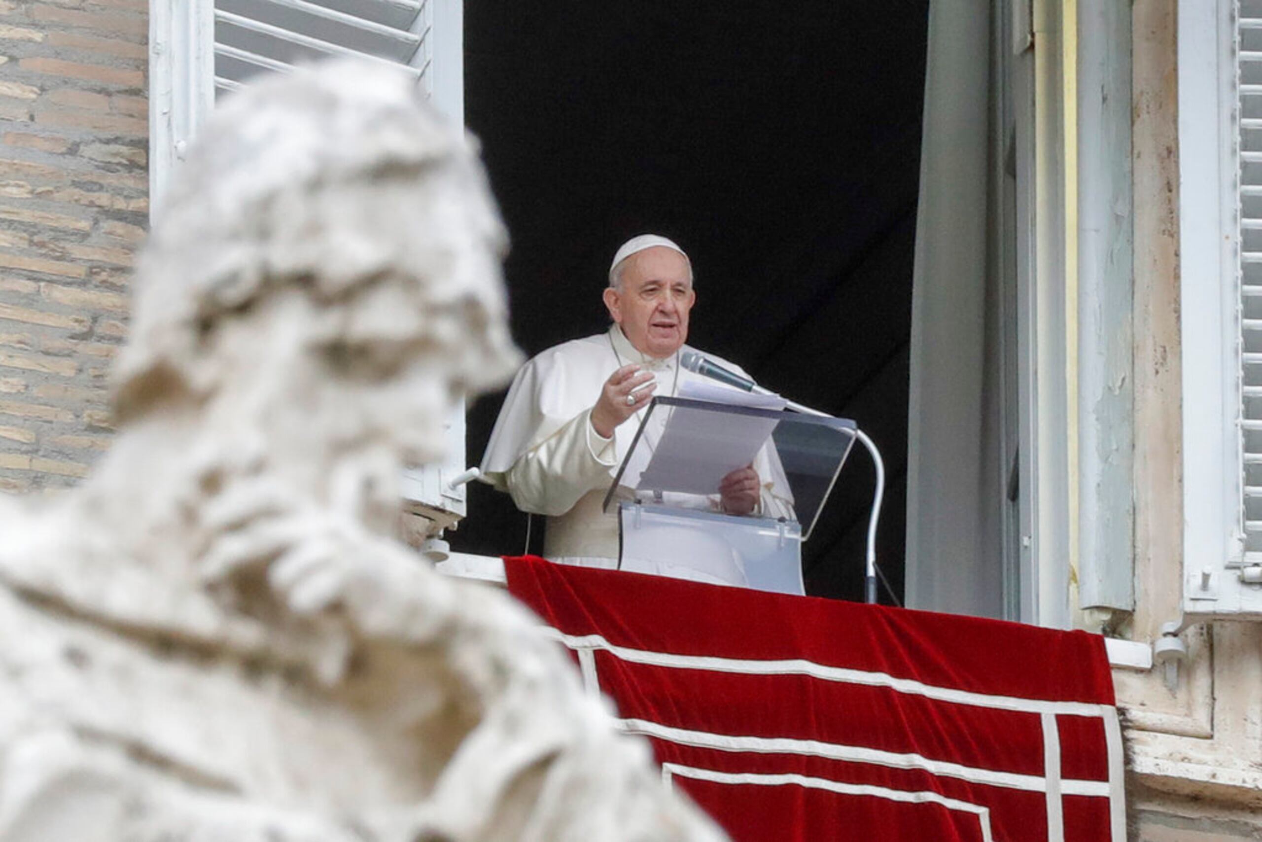 El Papa Francisco desde la ventana de su estudio con vista a la Plaza de San Pedro.