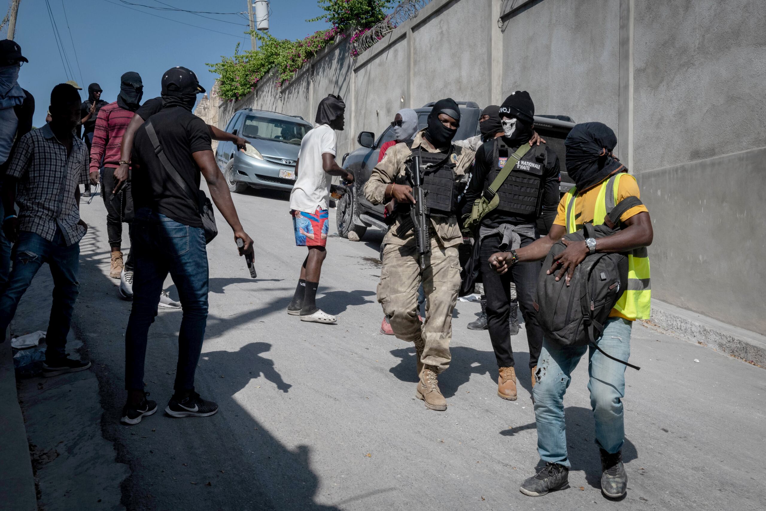 Policías bloquean una calle en el marco de las protestas, en Puerto Príncipe (Haití), este 26 de enero de 2023. EFE/Johnson Sabin
