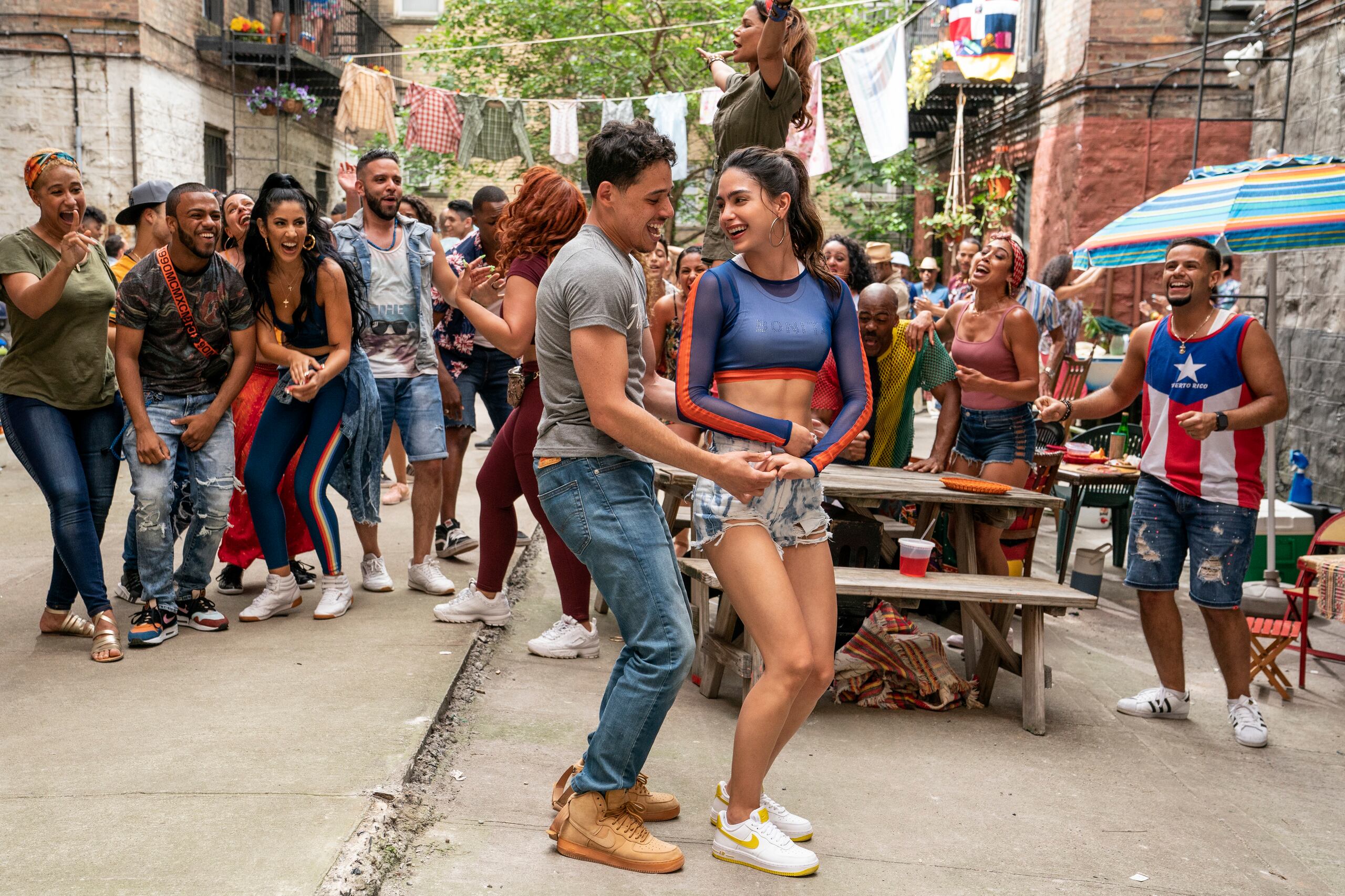 Anthony Ramos y Melissa Barrera en una escena de la película "In the Heights".