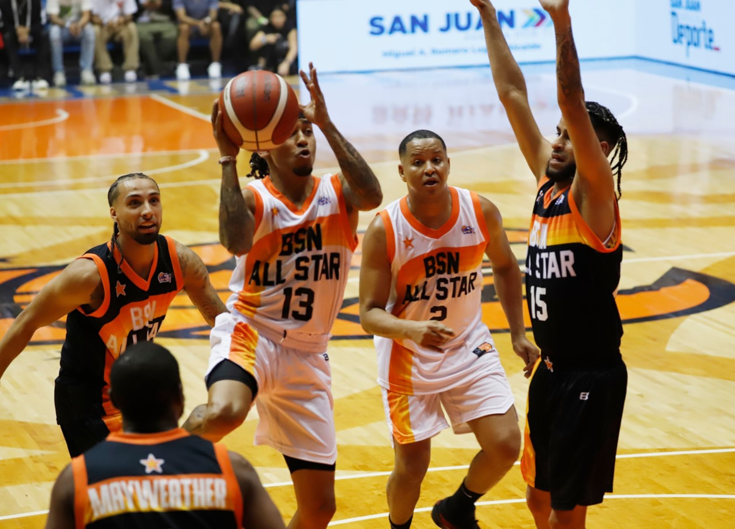 El público ovacionó a Ozuna, que es propietario del equipo de baloncesto de Los Osos de Manatí, a su entrada en la cancha.