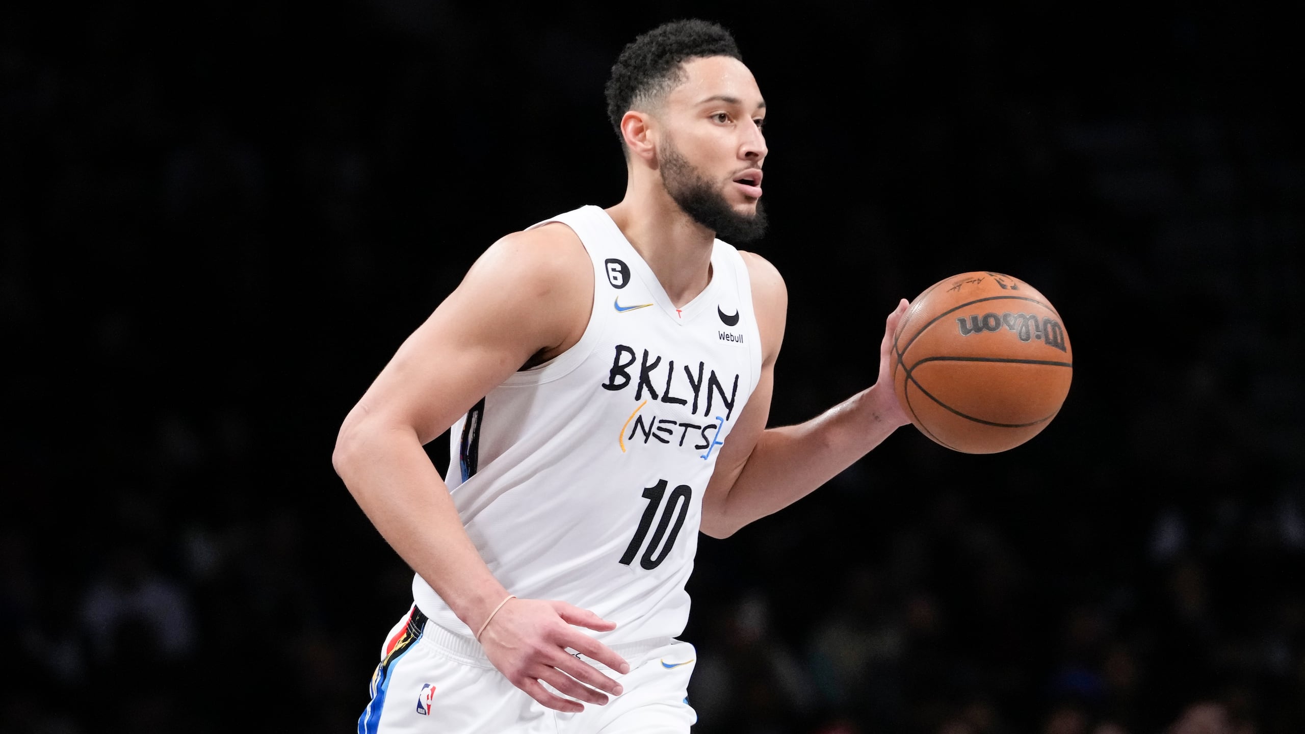 Foto del 7 de febrero del 2023, el base de los Nets de Brooklyn Ben Simmons en el partido ante los Suns de Phoenix. El martes 28 de marzo del 2023, Simmons no volverá a jugar esta temporada debido a una lesión en el nervio de la espalda.