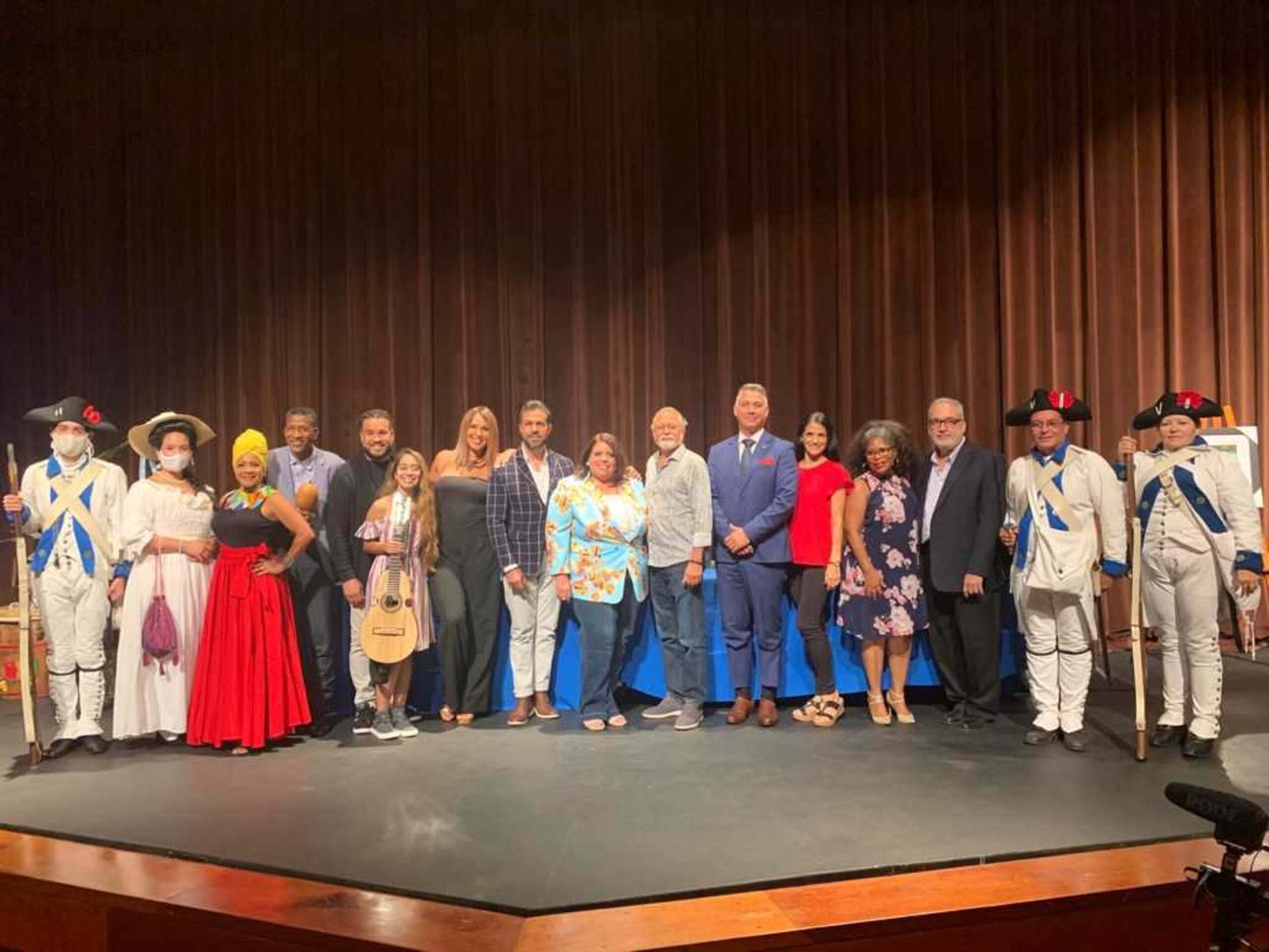 Parte del grupo de artistas y gestores culturales que forman el proyecto "Alegría Puerto Rico".