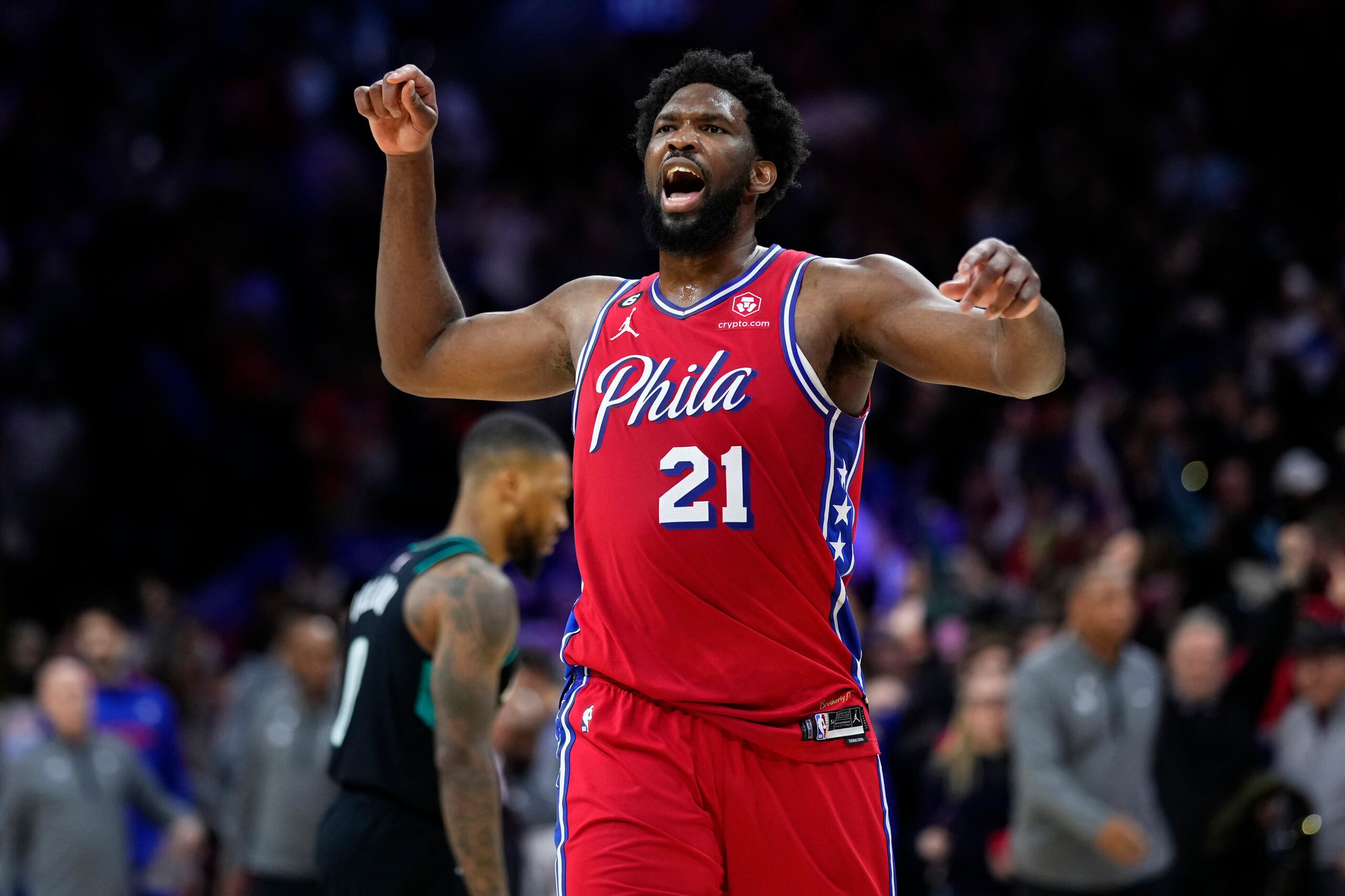 Joel Embiid, de los 76ers de Filadelfia, coló 39 y el brincado de último minuto que le dio la victoria a su equipo contra los Blazers de Portland el viernes.