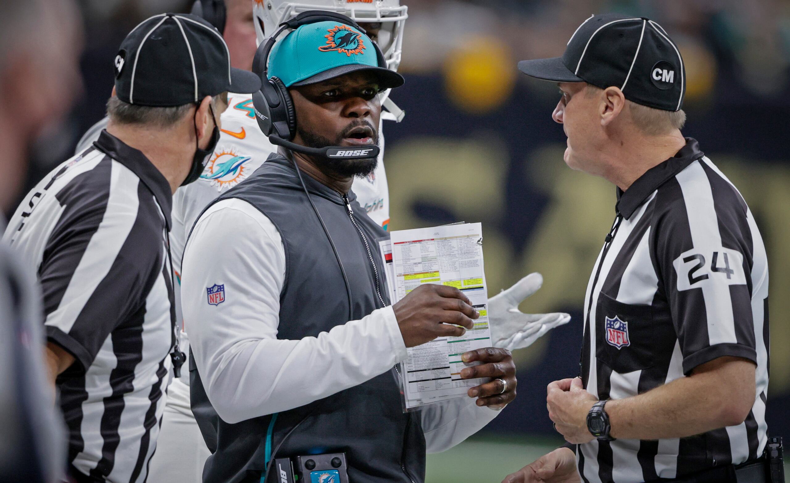 El exdirigente de los Dolphins de Miami, Brian Flores, con la gorra azul, radicó el martes una demanda por racismo contra la NFL y tres equipos de la liga.