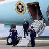 Joe Biden deja en manos de los viajeros si se ponen o no mascarillas