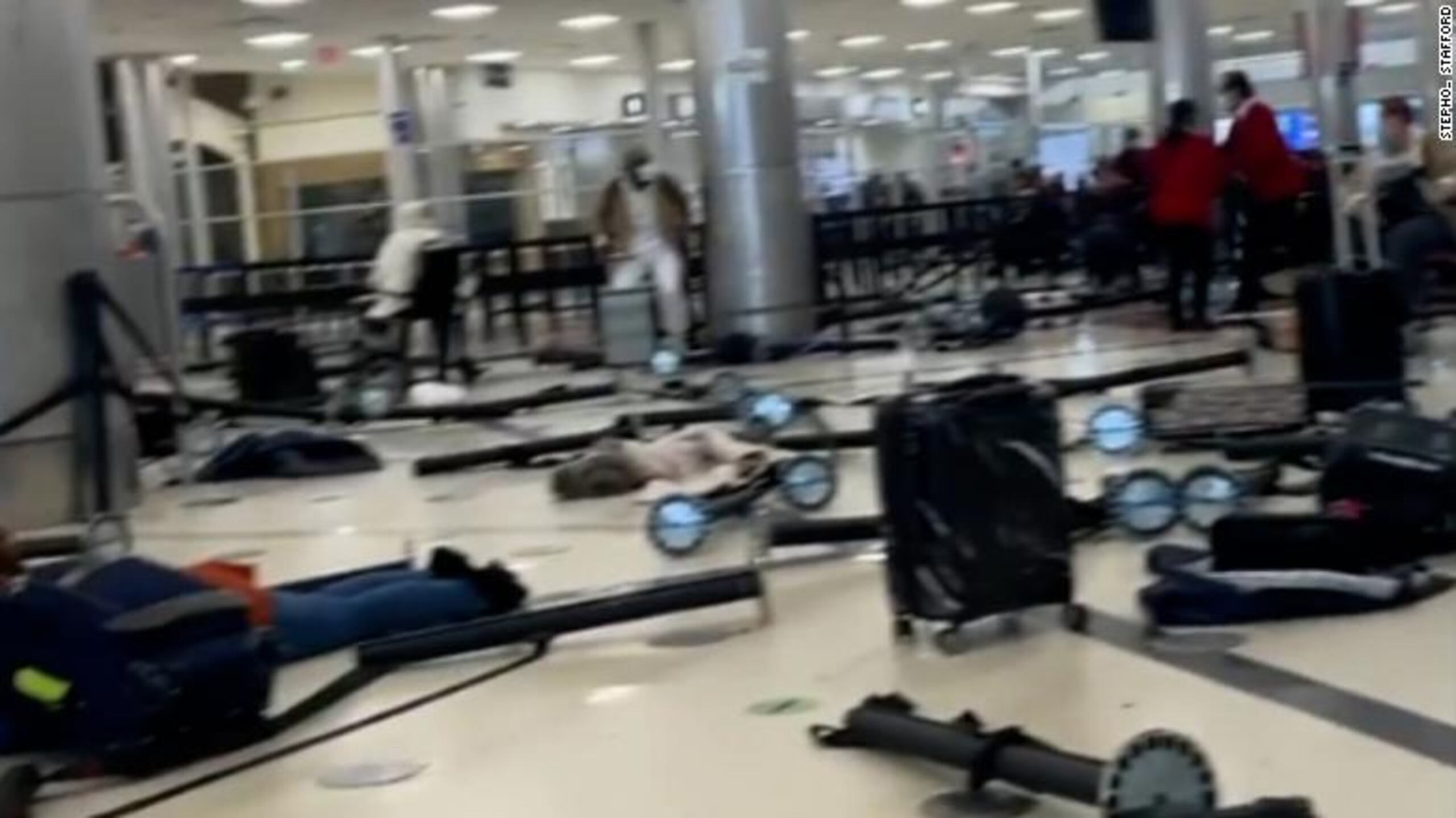 Pasajeros y oficiales del aeropuerto entraron en pánico tras las detonaciones de un arma de fuego, llevándolos a evacuar el plantel de manera abrupta.