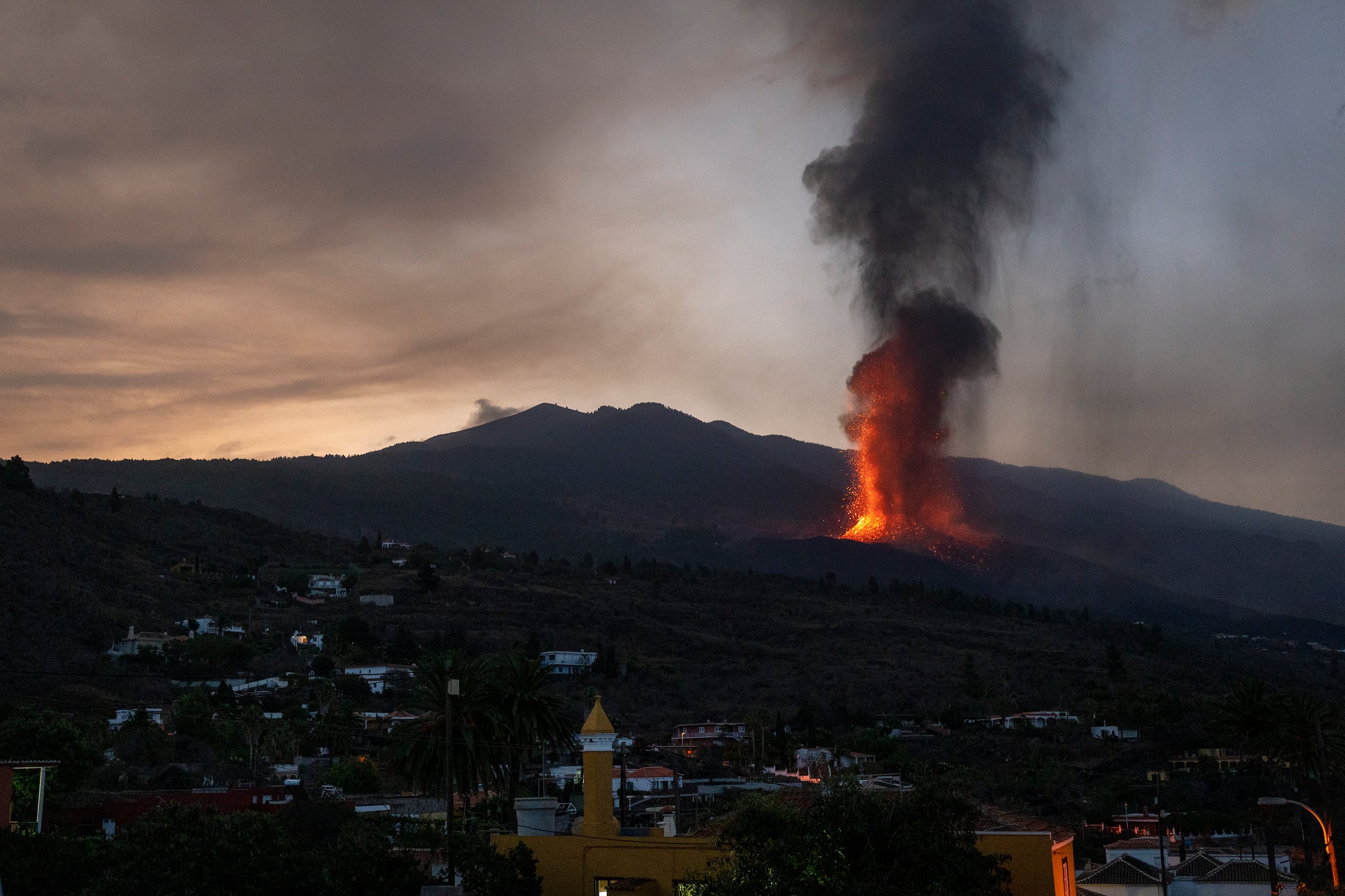 La intensidad de las erupciones ha incrementado en los pasados días.