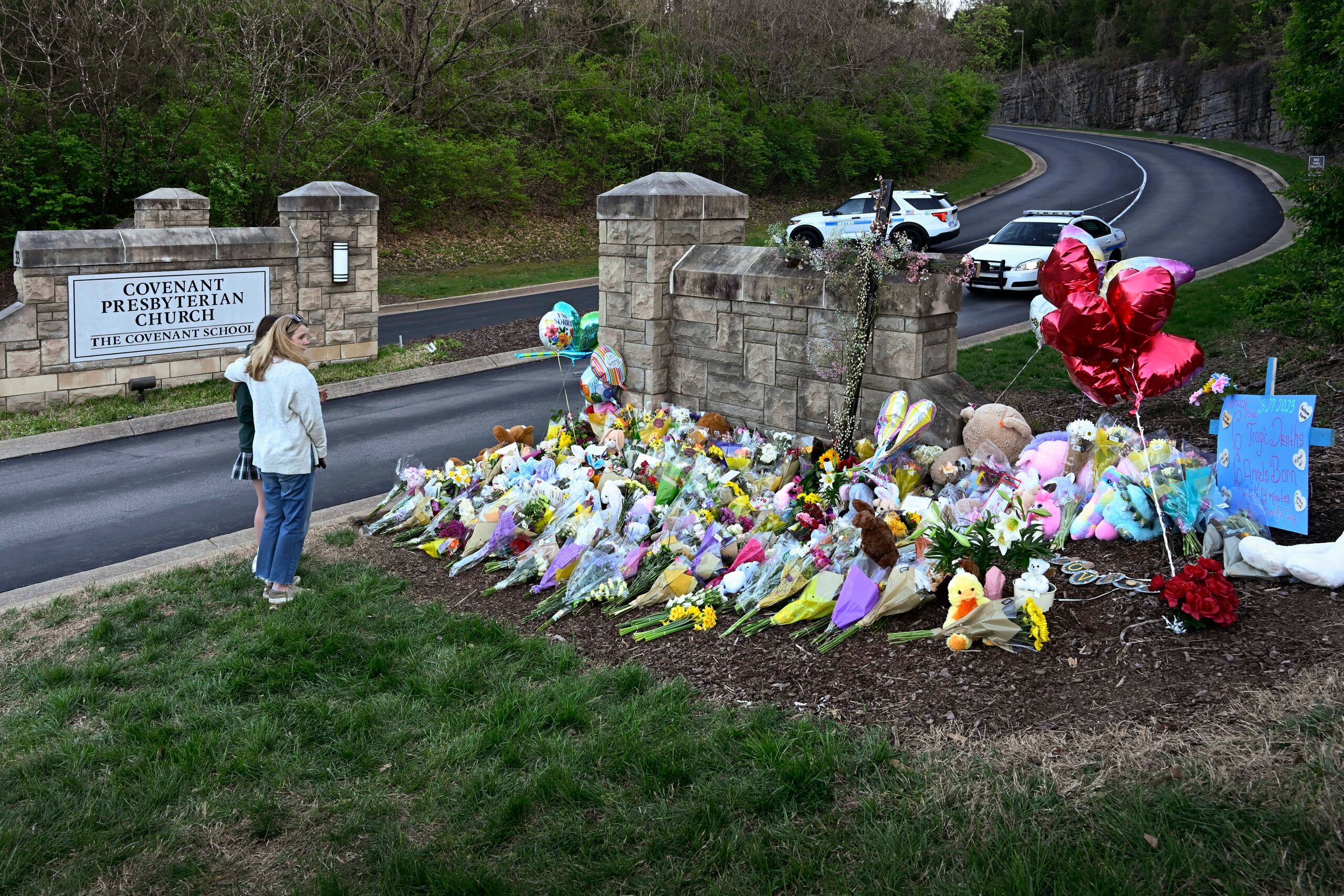 Un memorial a las víctimas del tiroteo en una escuela de Nashville, el martes 28 de marzo de 2023.   (Foto AP /John Amis)