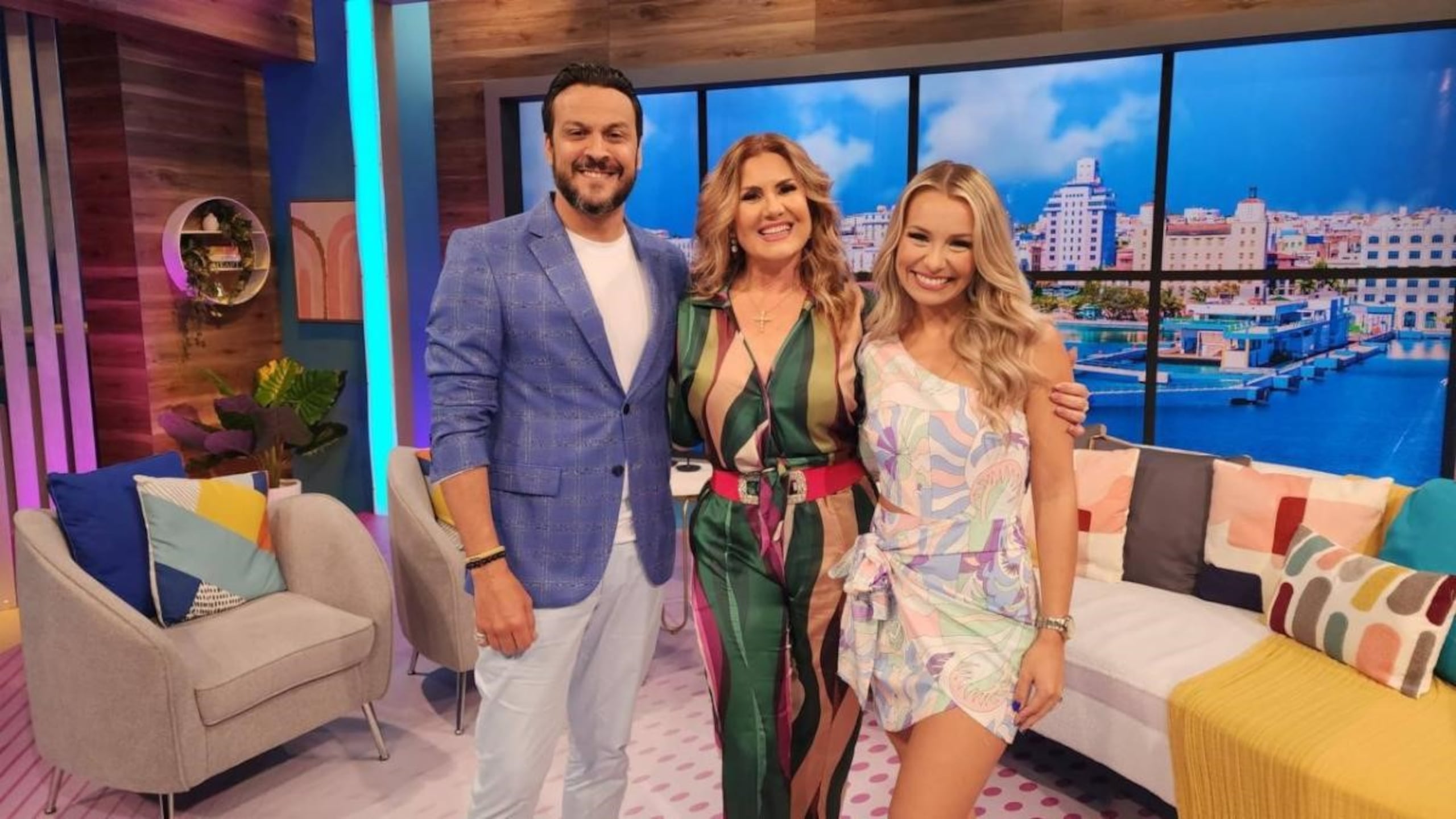 “PR en vivo”  es animado por Francis Rosas, Deddie Romero  y Kimberly Santiago.