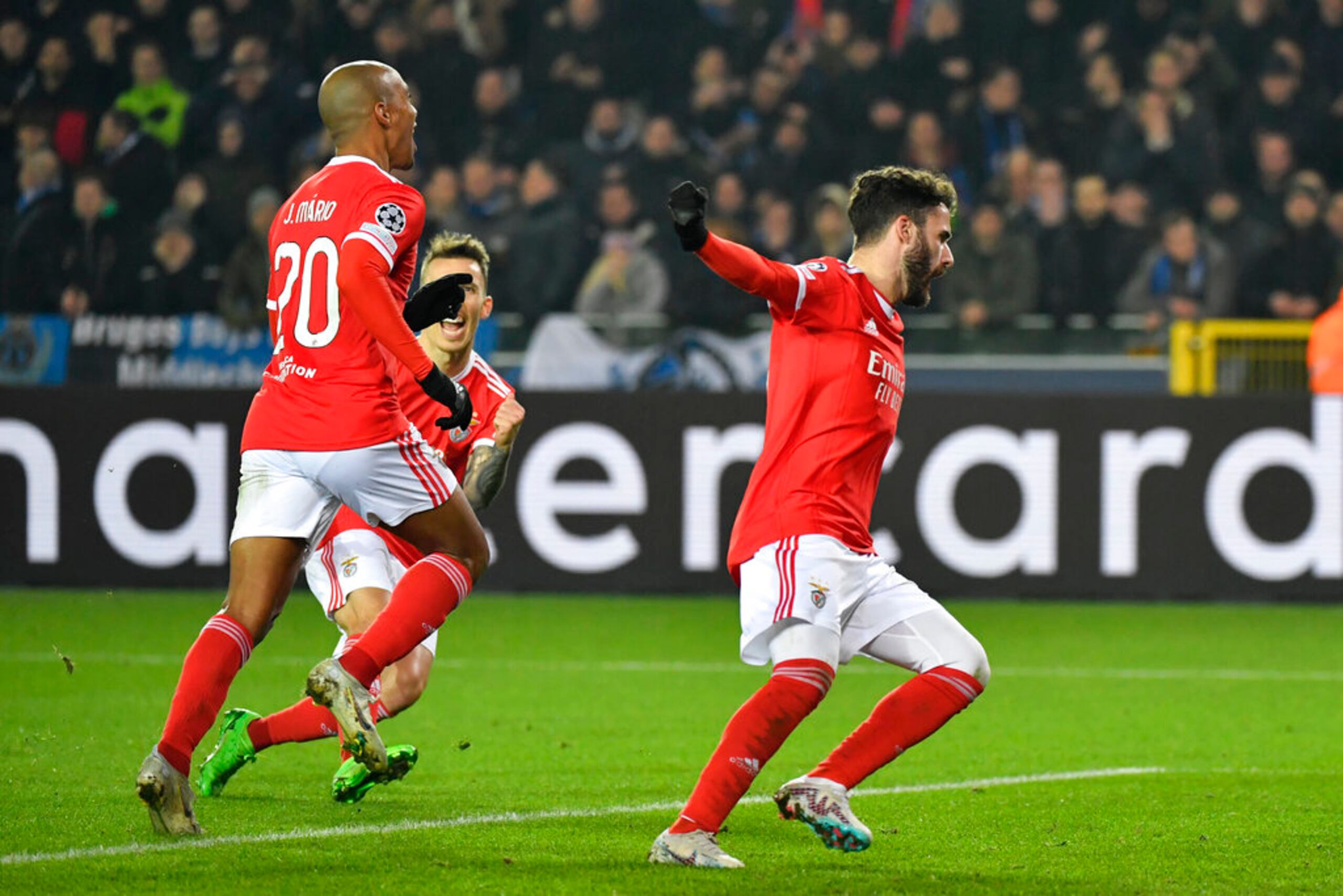 Joao Mario (izquierda) celebra con sus compañeros tras anotar el primer gol de Benfica ante Brujas en los octavos de final de la Liga de Campeones.